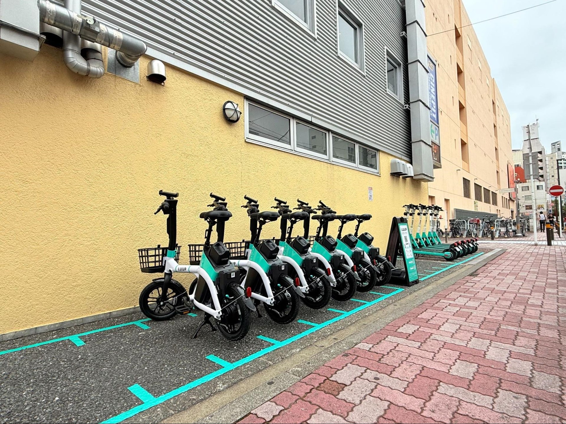 チネチッタ（うしこぞう 店舗壁沿）