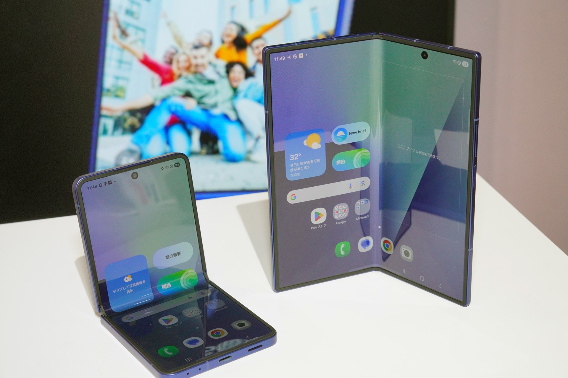 8月1日（ドコモは8月上旬）に、Galaxy Z Fold7（右）とGalaxy Z Flip7（左）の販売が開始する。初参戦のソフトバンクは、価格で勝負