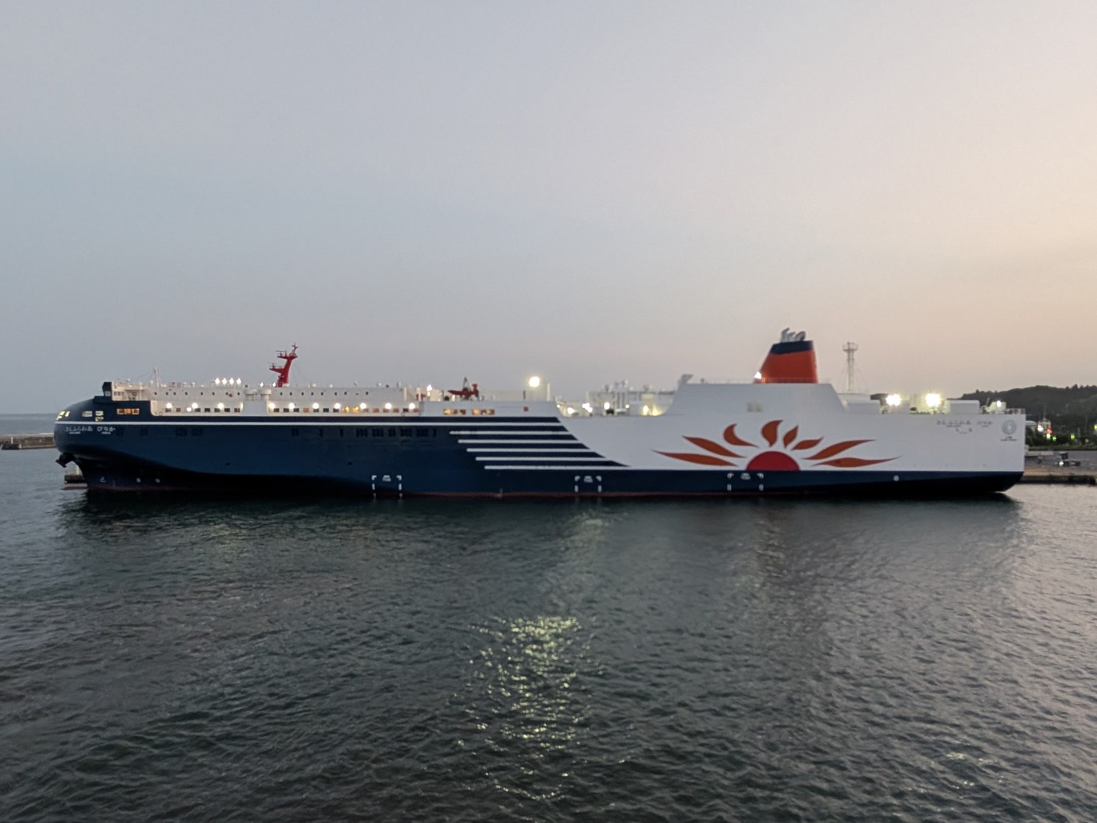 大洗港には新造船「さんふらわあ ぴりか」が停泊していました。これにもいつか乗りたいです。電波測定と称して