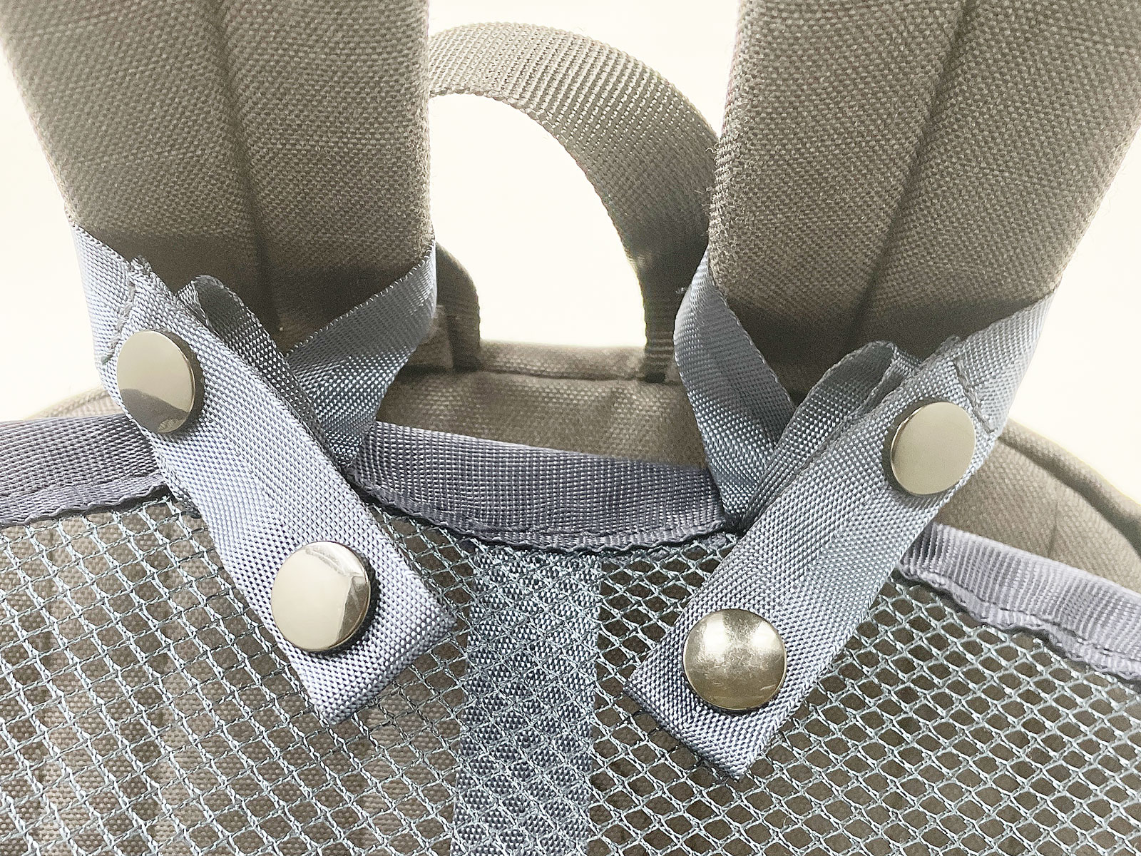 リュックの上下に取付紐を留めて装着します。肩紐が太くても装着できるよう2サイズに対応。