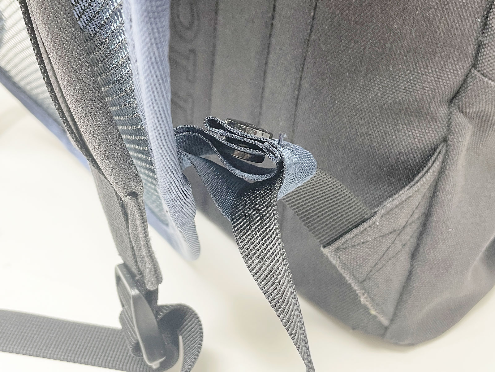 リュックの上下に取付紐を留めて装着します。肩紐が太くても装着できるよう2サイズに対応。