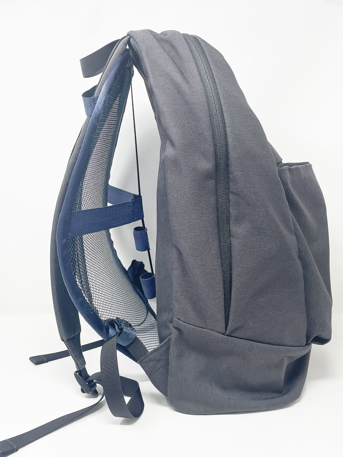 実際に取り付けるとこんな感じ。リュックの背面と背中側に隙間ができ、通気性を確保できます。