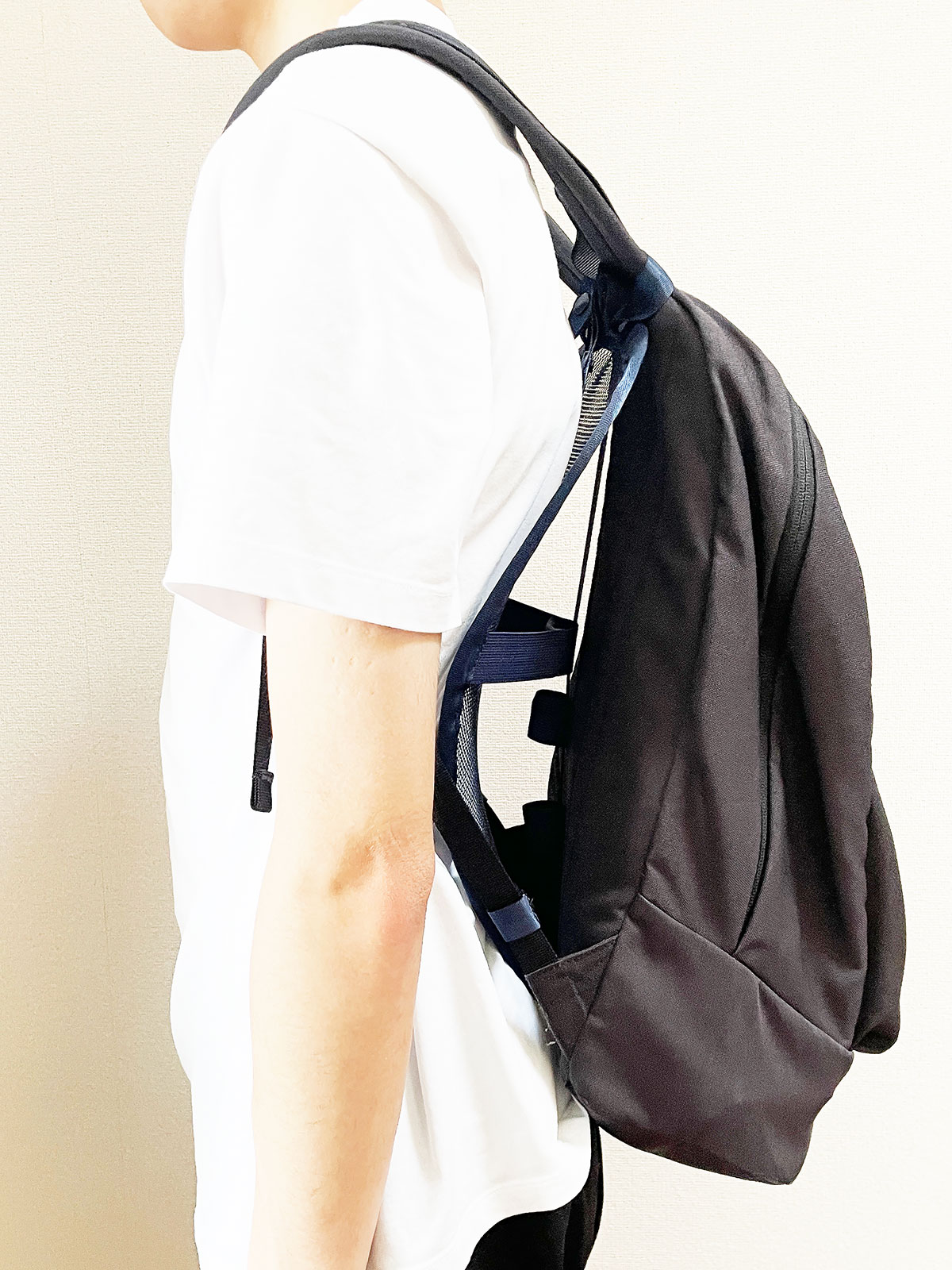 背負ってみた様子。腰をサポートするのでリュックを背負う肩への重量の負担も軽減できます。