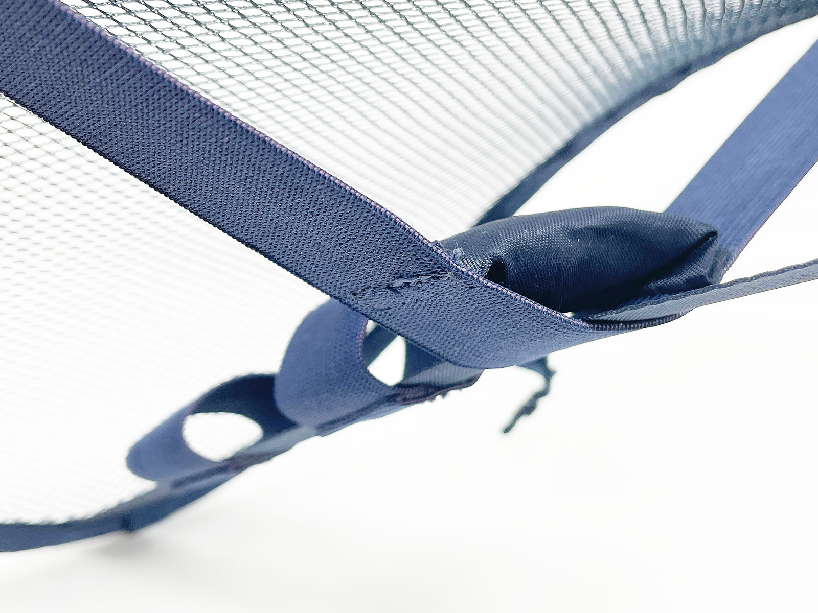 中央にあるハンディファンを保持するためのホルダー。持ち手を通すだけなので、よく見る市販のハンディファンなら大体取り付けられそう。