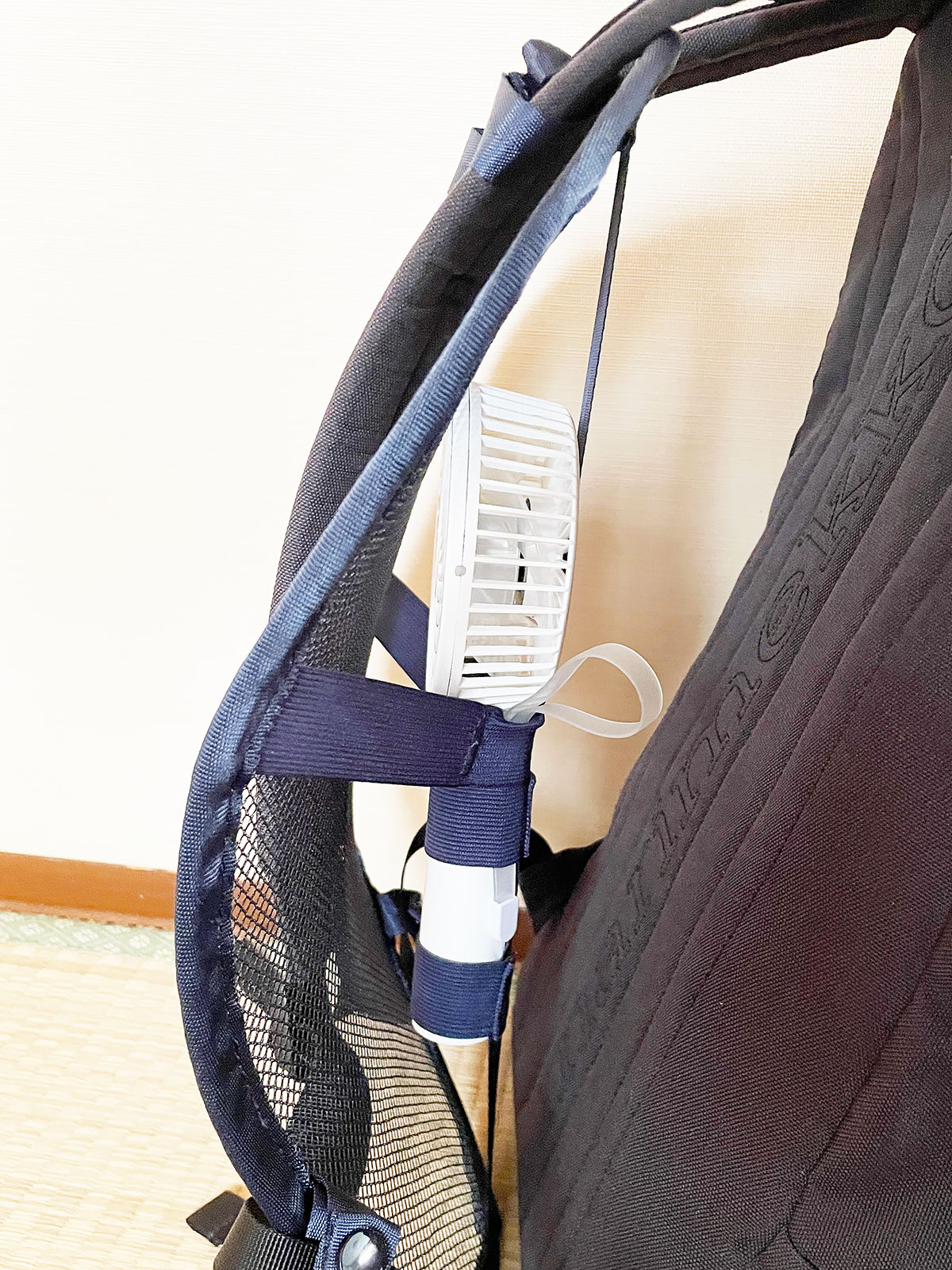 横からみたところ。ファンの存在で通気性は確保でき汗は多少抑えられますが、37度を超える炎天下では温風が吹き抜けるだけなので、焼け石に水感もあります。