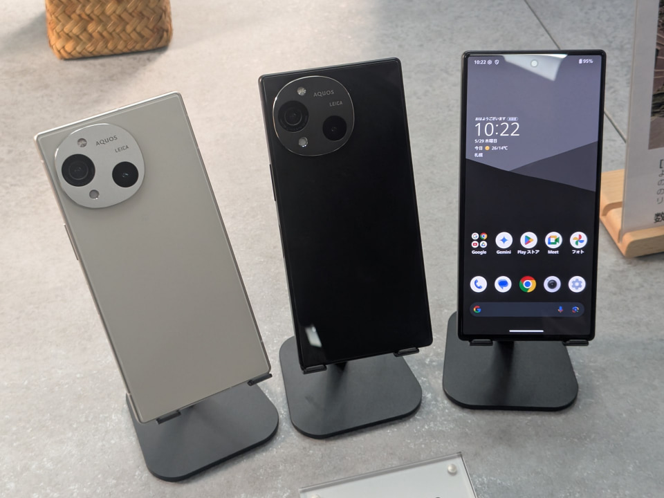 AQUOS R10