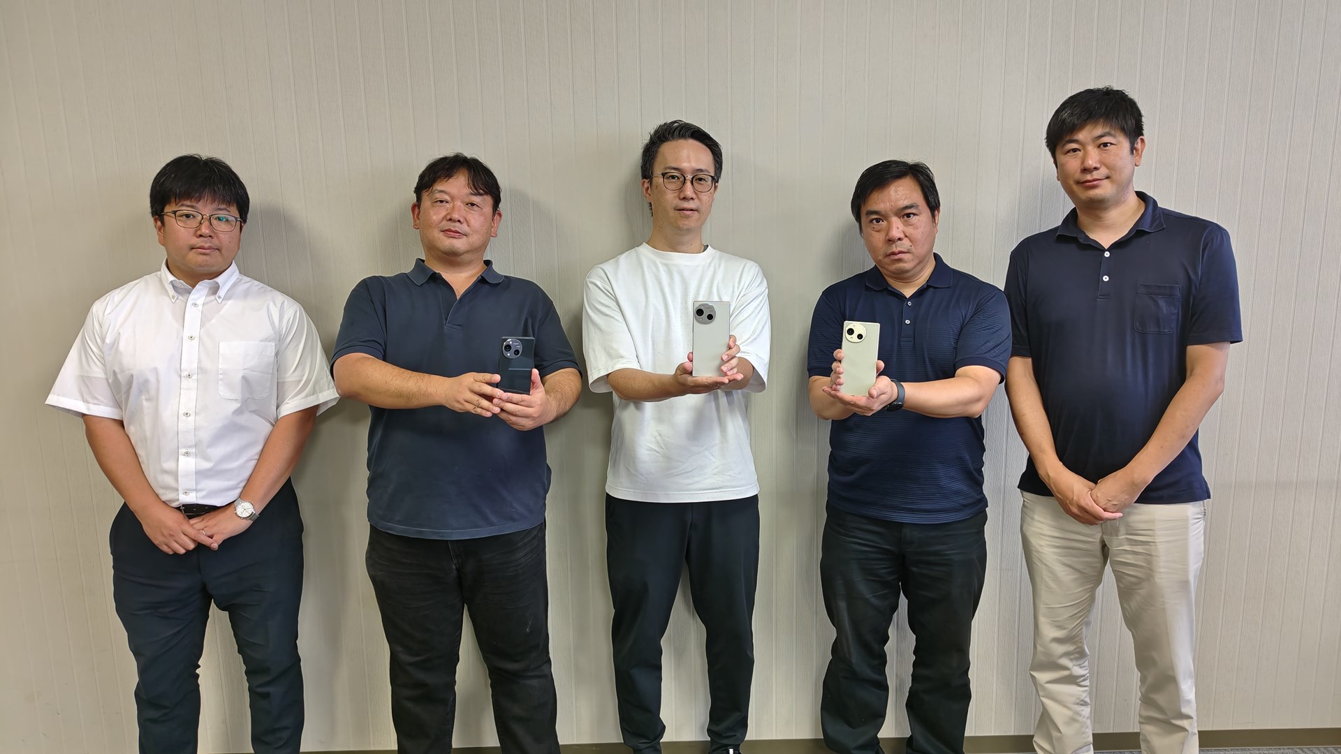 写真左から（いずれも通信事業本部　パーソナル通信事業部）回路開発部 三島氏、システム開発部 関氏、商品企画部 大川氏、商品企画部 鎌田氏、第一ソフト開発部 中山氏