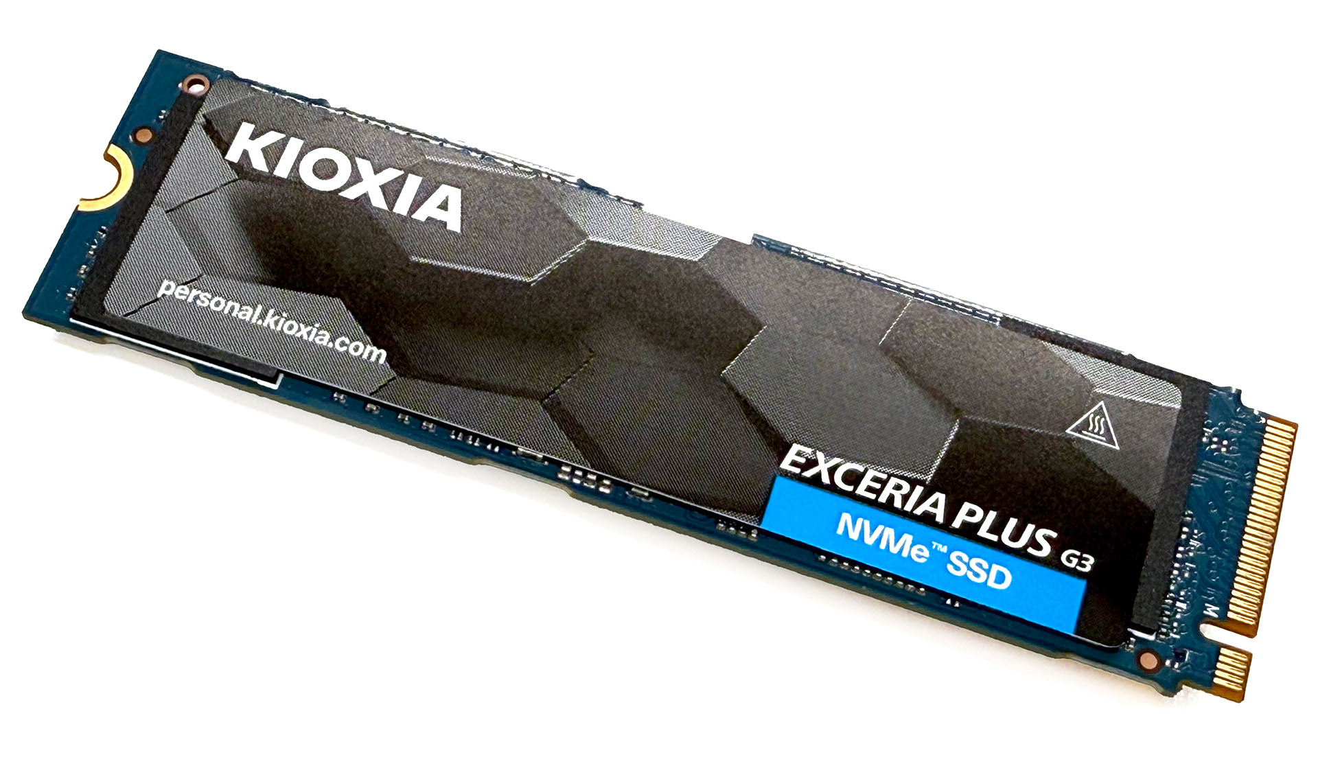 NVMe M.2 SSDの例。多くのケースでパソコン用パーツとして「ハダカの状態」で売られている。これをパソコン内のスロットに挿して使う。