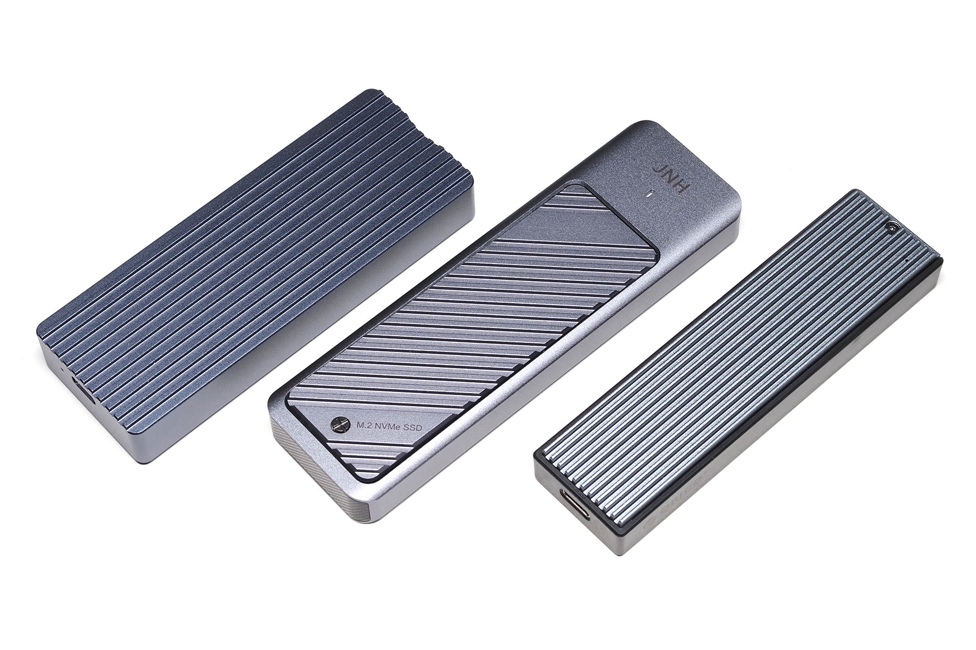 NVMe M.2 SSDを外付けドライブとして使う場合は、このようなケース（エンクロージャー）に入れて使う。