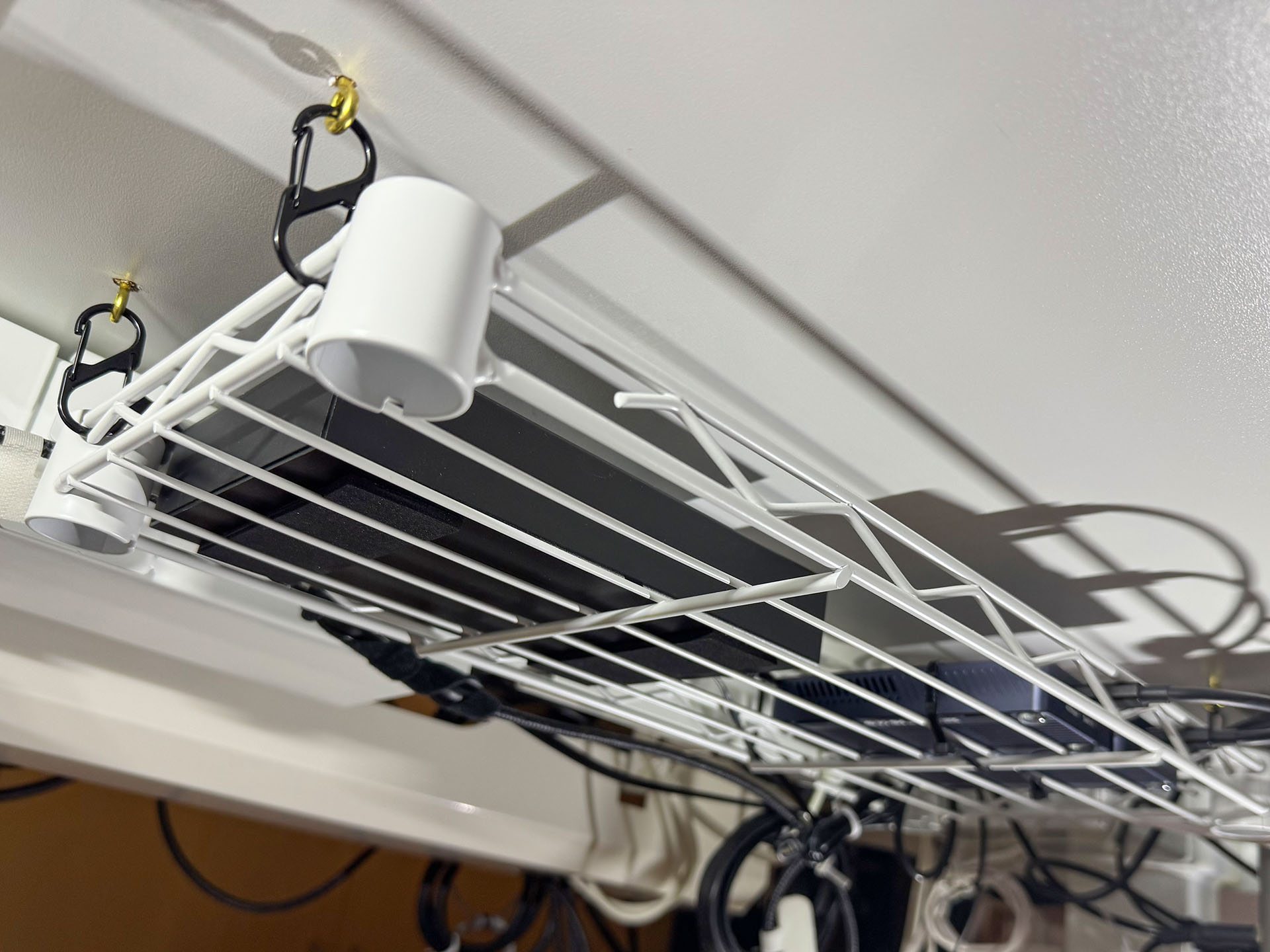 こんな感じで吊った。アイリスオーヤマが販売しているスチール網棚の棚部分だけを使っている。