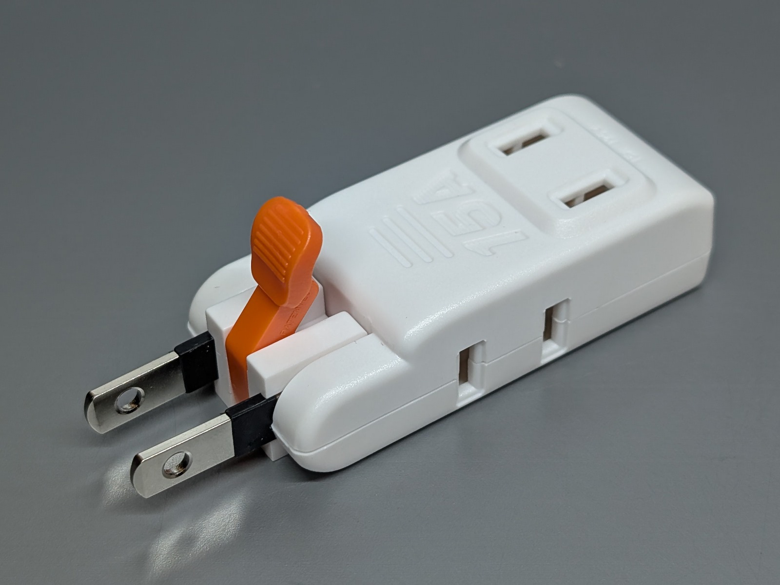 製品本体。先端にはワンプッシュ取り外しのためのオレンジ色のレバーがある