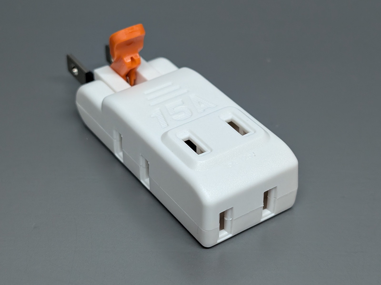 後方から見たところ。4個口を搭載。ここまでくると実質的に電源タップに近い