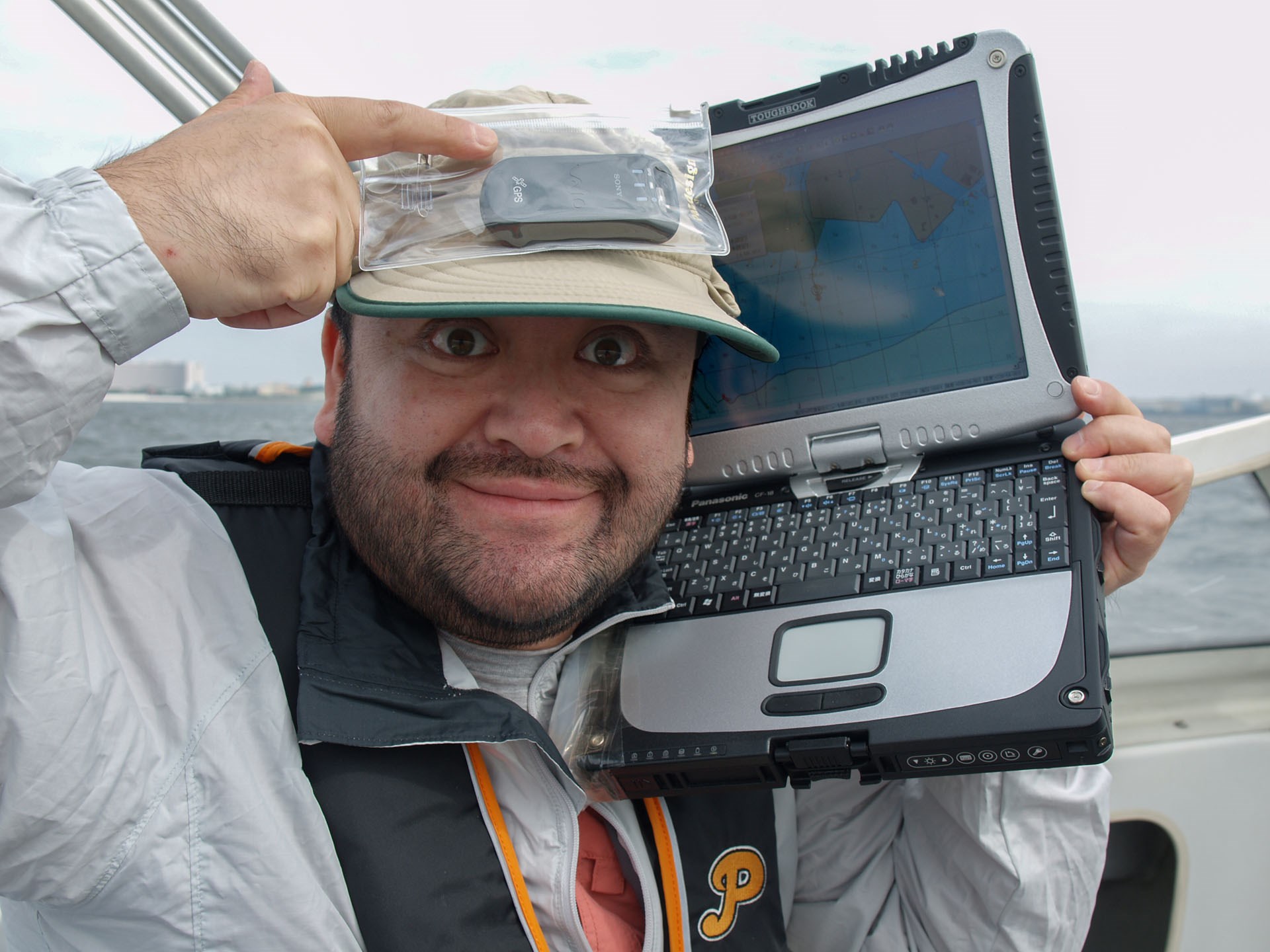 パナソニックのタフネスノートパソコンとGPSユニットをBluetooth接続。GPSユニットは帽子に装着。GPS受信状況最高。タフネスノートパソコン上の海図(海の地図)に自船位置がバッチリ表示され、海上迷子を防げた。