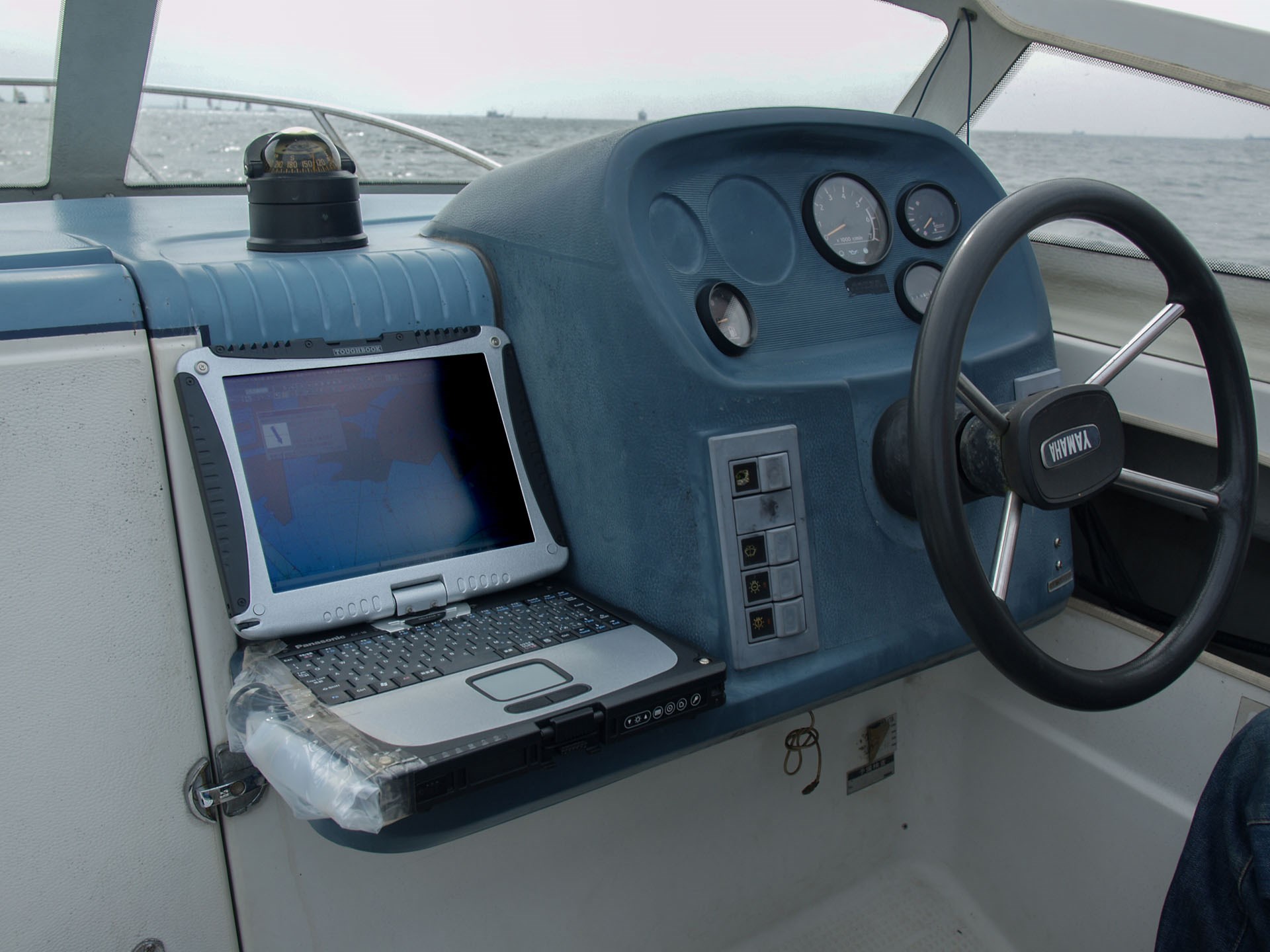 ボートの操縦席近くに自製の海上GPSマップをセット。安全＆快適に航行できた。