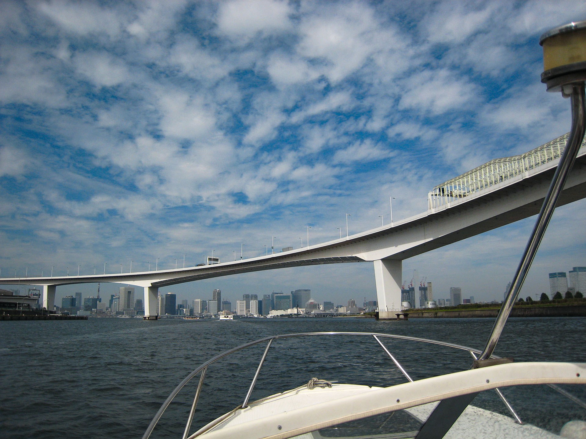 東京湾を余裕でクルーズ……って迷うような場所でもないんですけどネ。