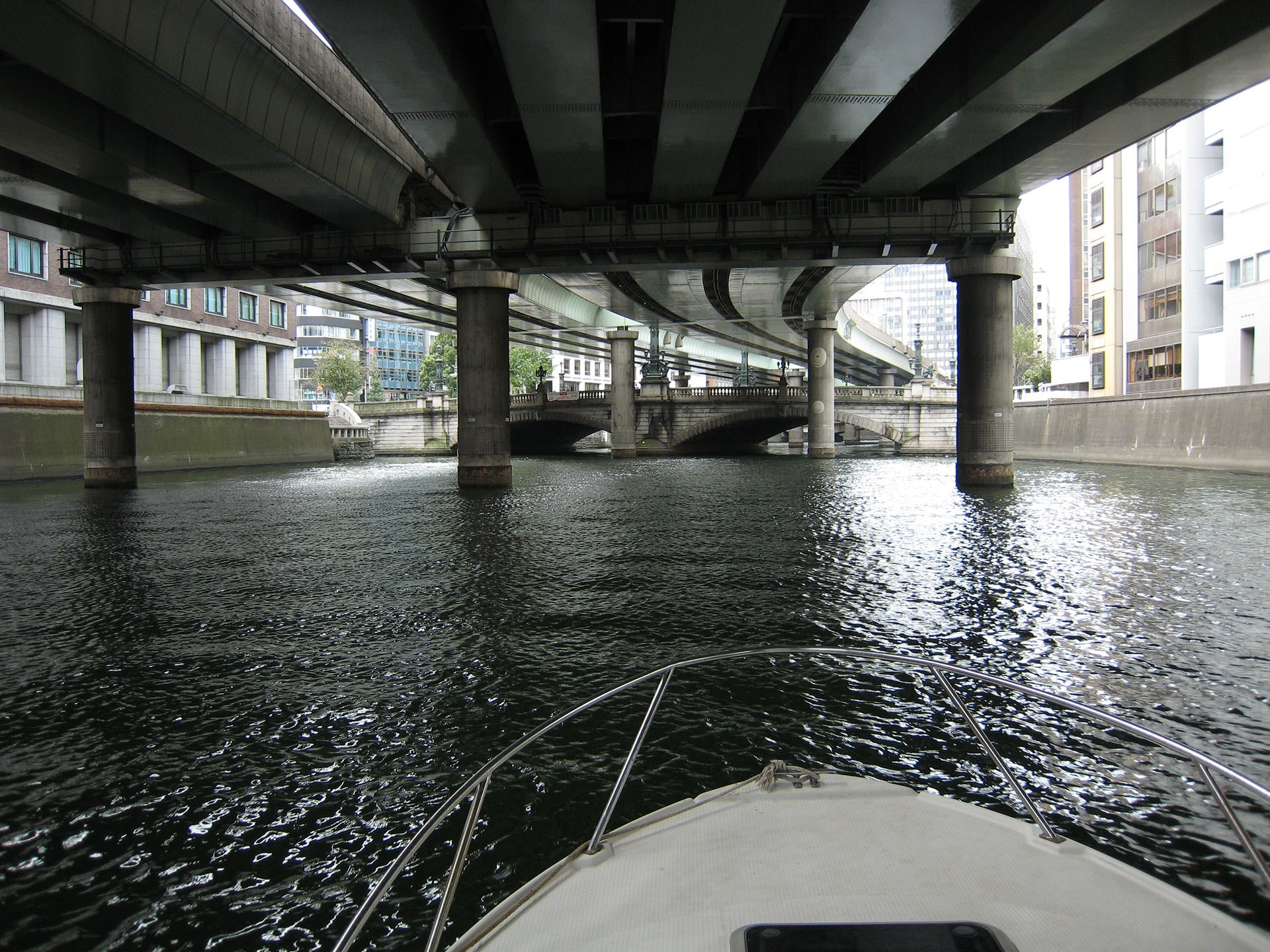 隅田川から日本橋川へと遡上したりも。首都高の真下をクルーズ。遠くに見えるのは日本橋。