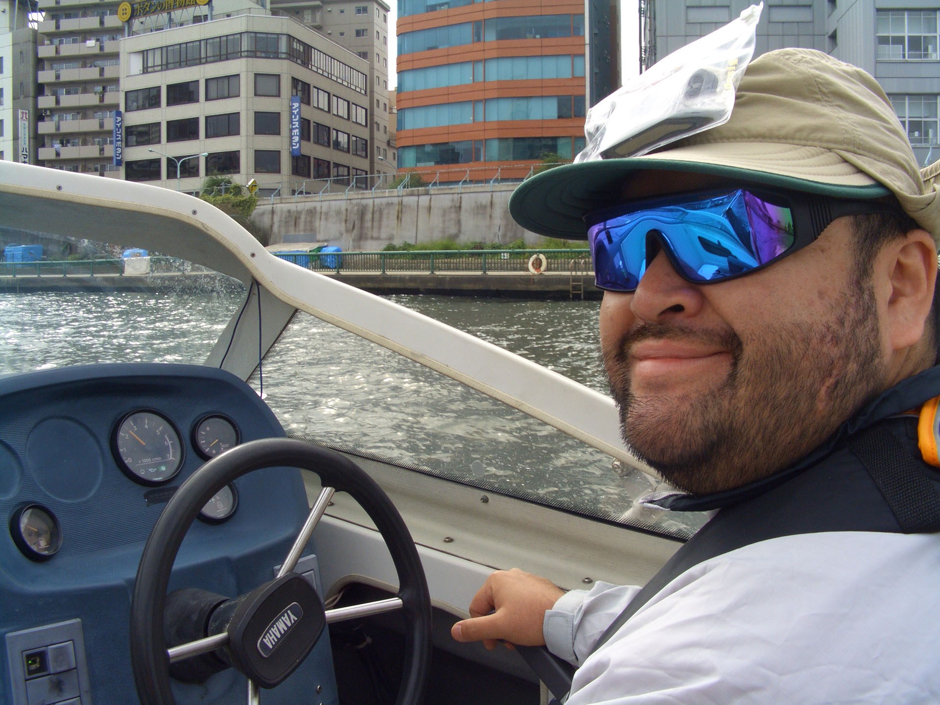 目論見通りタフネスノートパソコンとGPSユニットと海図で自船位置をバッチリ把握できてご満悦な俺。