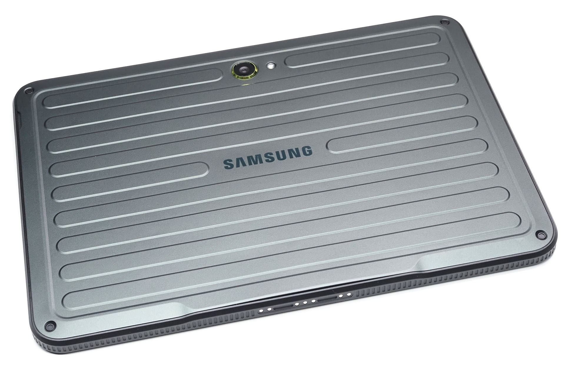 背面には、タフな端末って感じ！　の構造？　装飾？　がある。