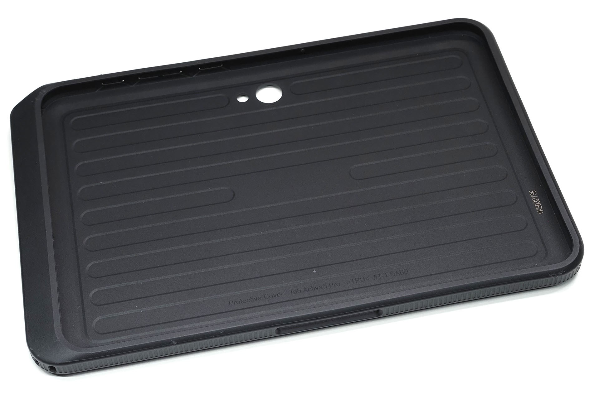 専用カバーが付属する。樹脂素材のセミハードカバーだ。