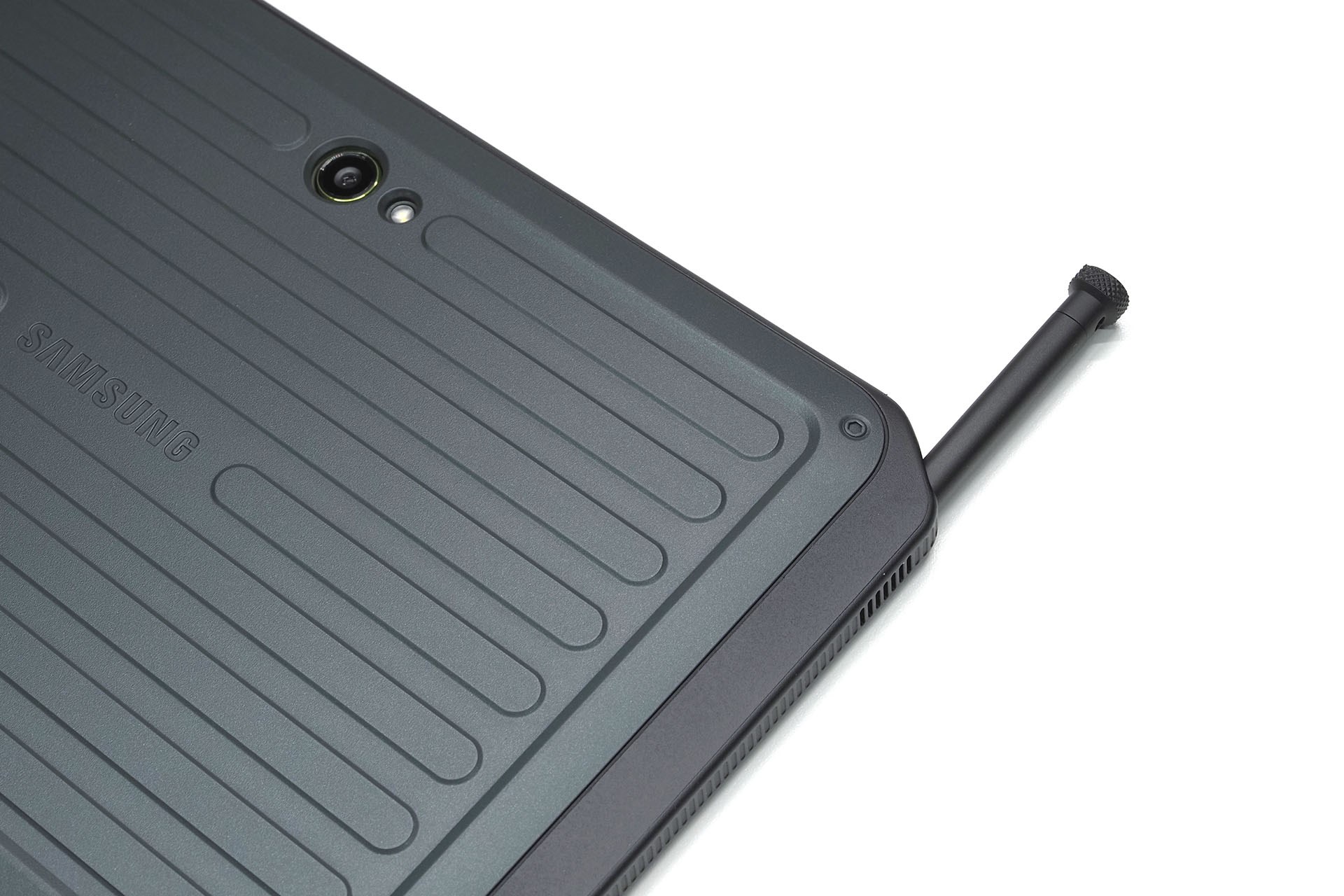 カバー左端には付属のSペンが収まる。