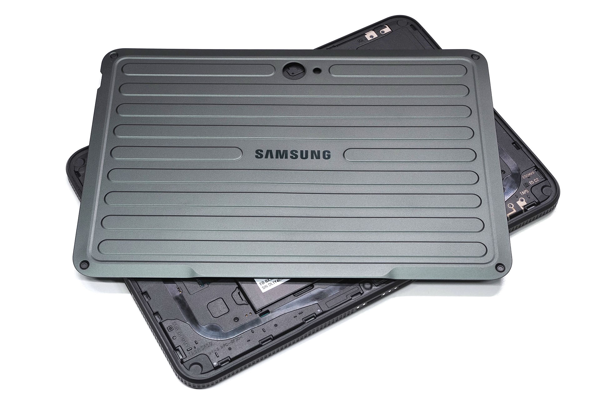 メキメキメキッと、背面パネルは外すことができる！