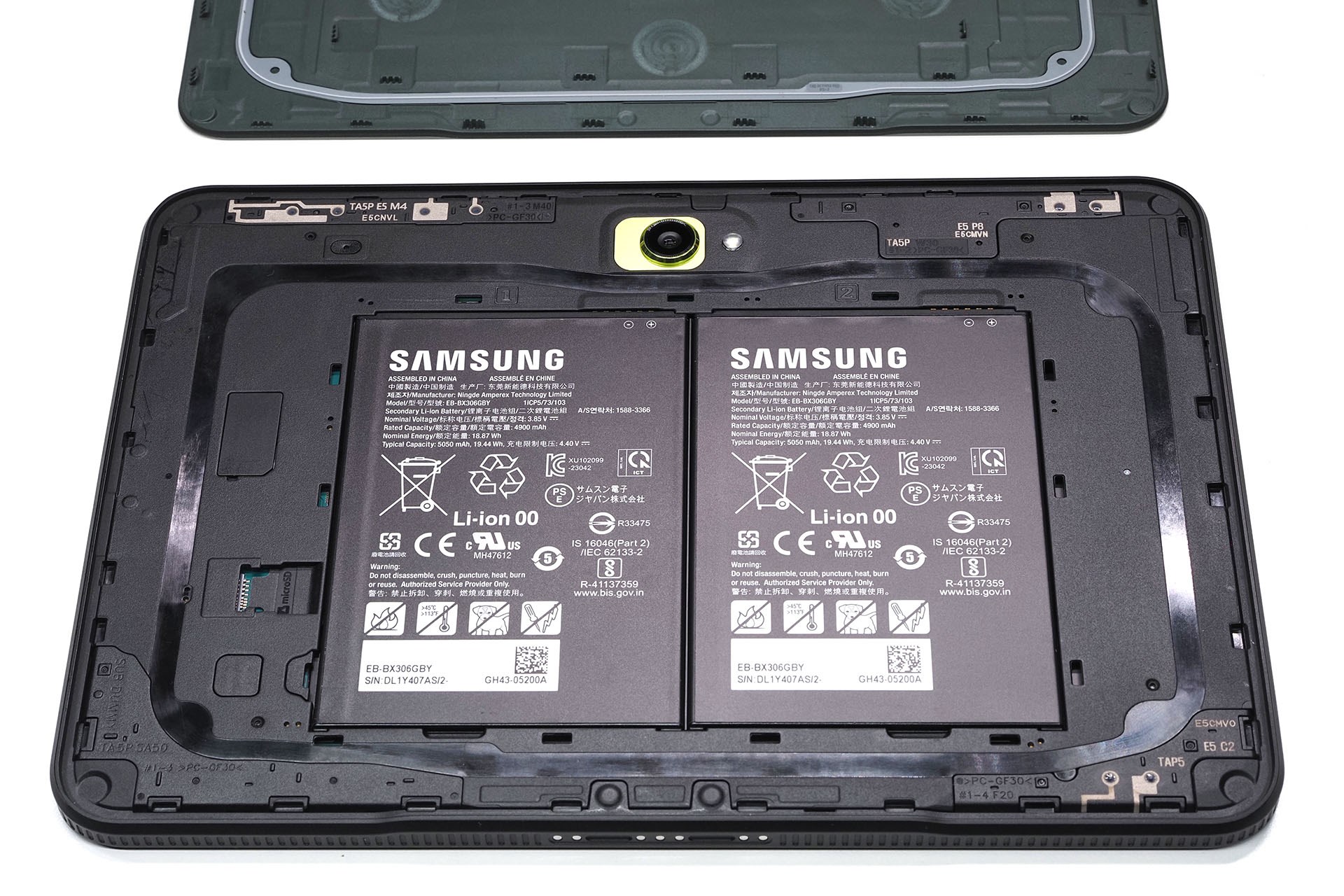 バッテリーやSDカードスロットが出現！　バッテリーは2個入っている。