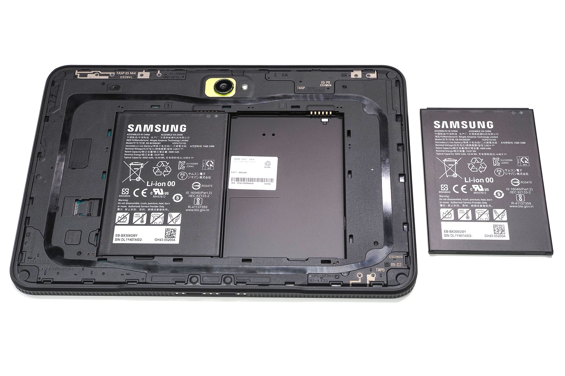 バッテリーをひとつ外しても本体はシャットダウンなどしない。ただしバッテリーが1本しか装着されていない状態だと本体は操作できない。バッテリーは1本ずつなら交換でき、交換中に本体がシャットダウンなどせず、バッテリーを2本装着すれば本体を操作できるという仕様だ。