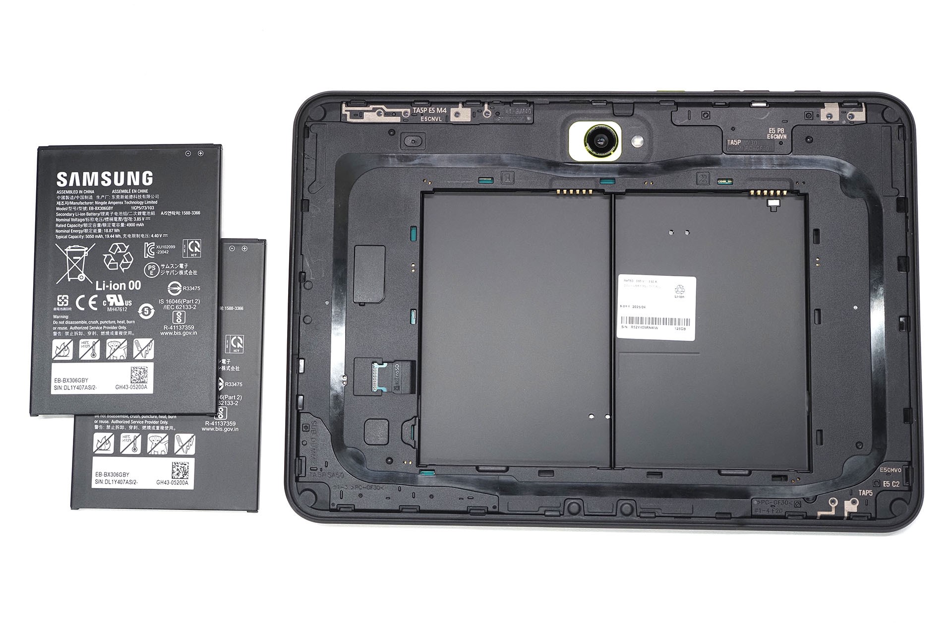 バッテリーを2本とも抜いてしまっても、電源に直接接続することで端末が動作する。