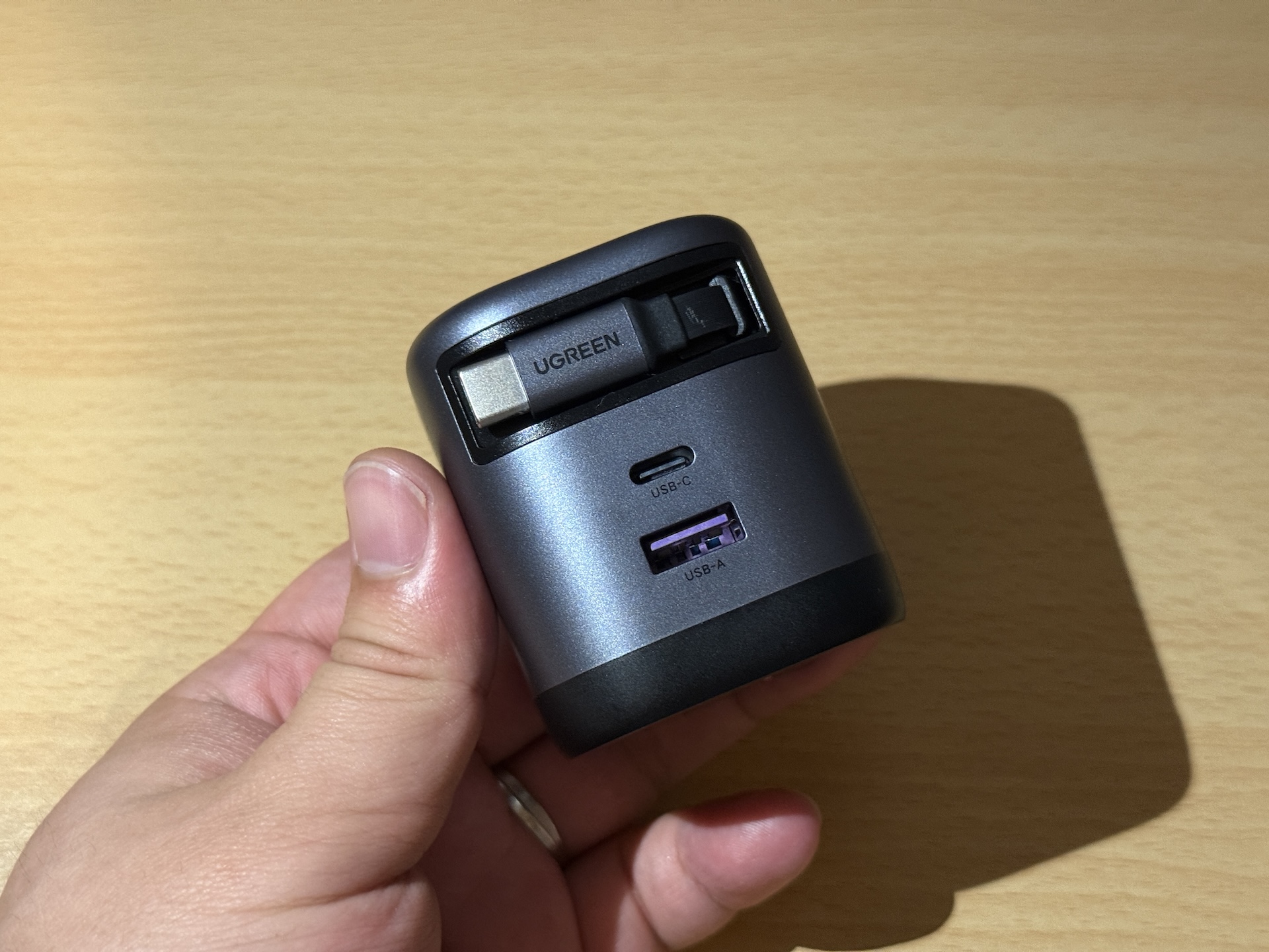USB-Cの巻き取り式ケーブルのほか、USB-Cポート、USB-Aポートを1つずつ備える