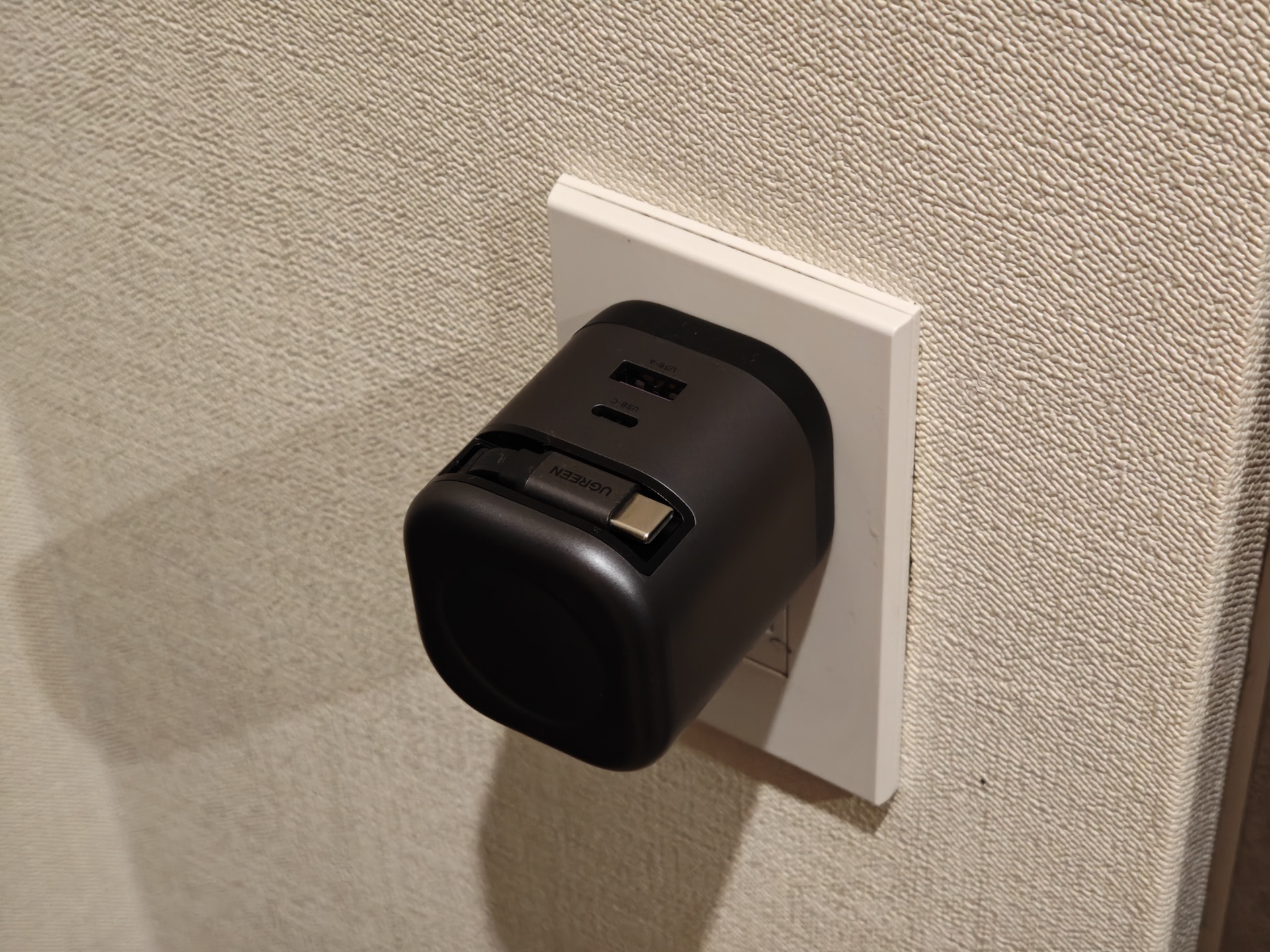 コンセントに挿すと、ポート類が上向きになる