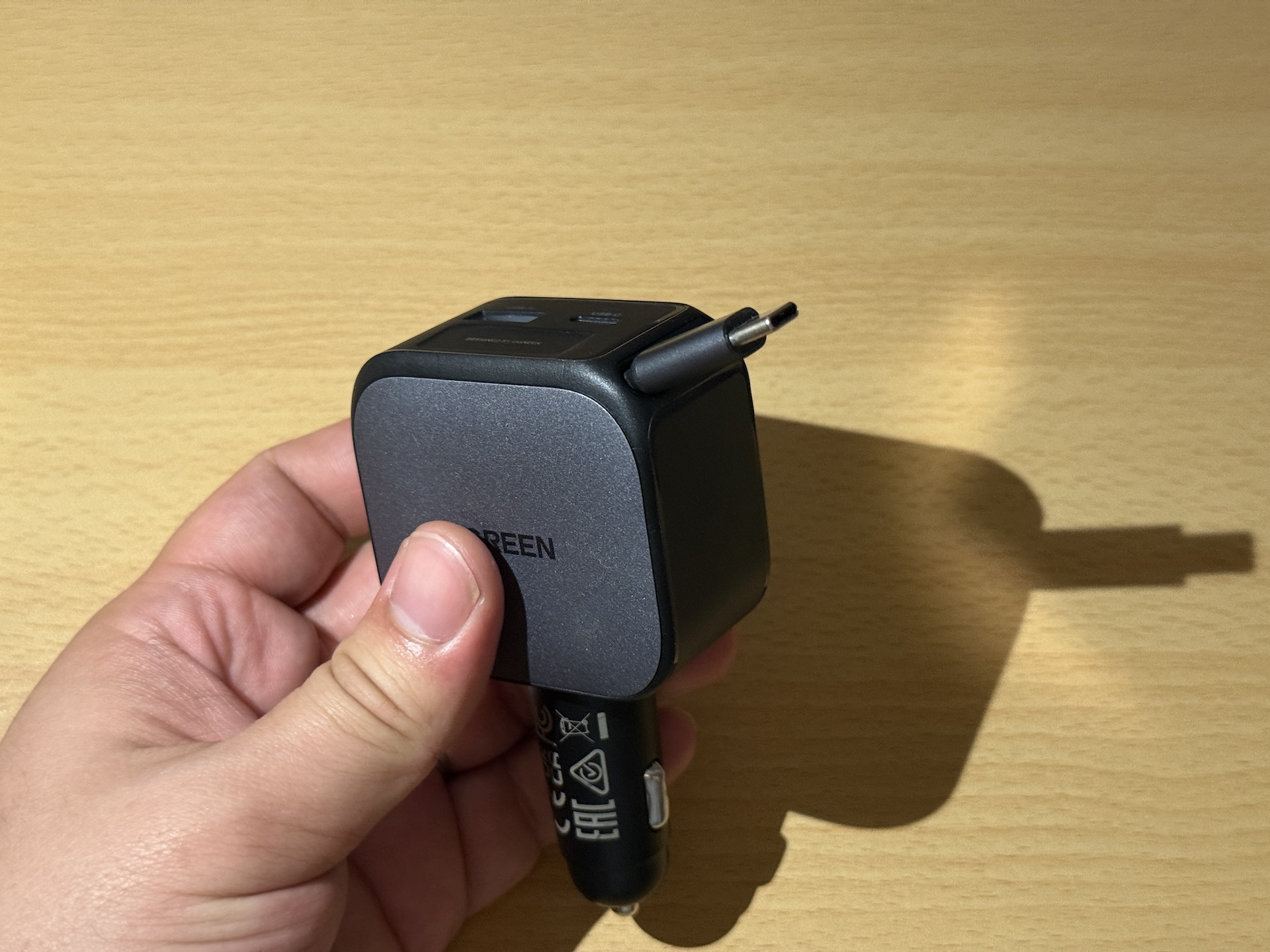 巻き取り式ケーブルはあえて斜めに搭載されており、運転席や助手席まで伸ばしやすい