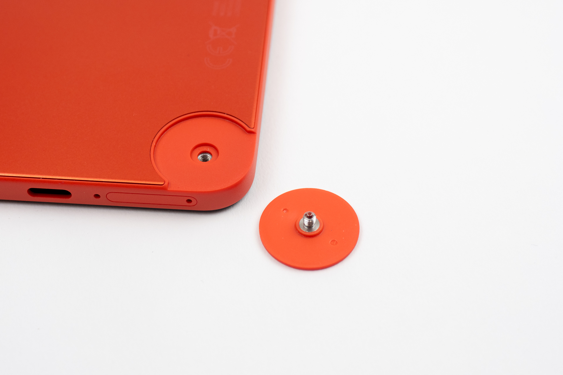 ストラップはCMF Phone 1のアクセサリーが流用できる