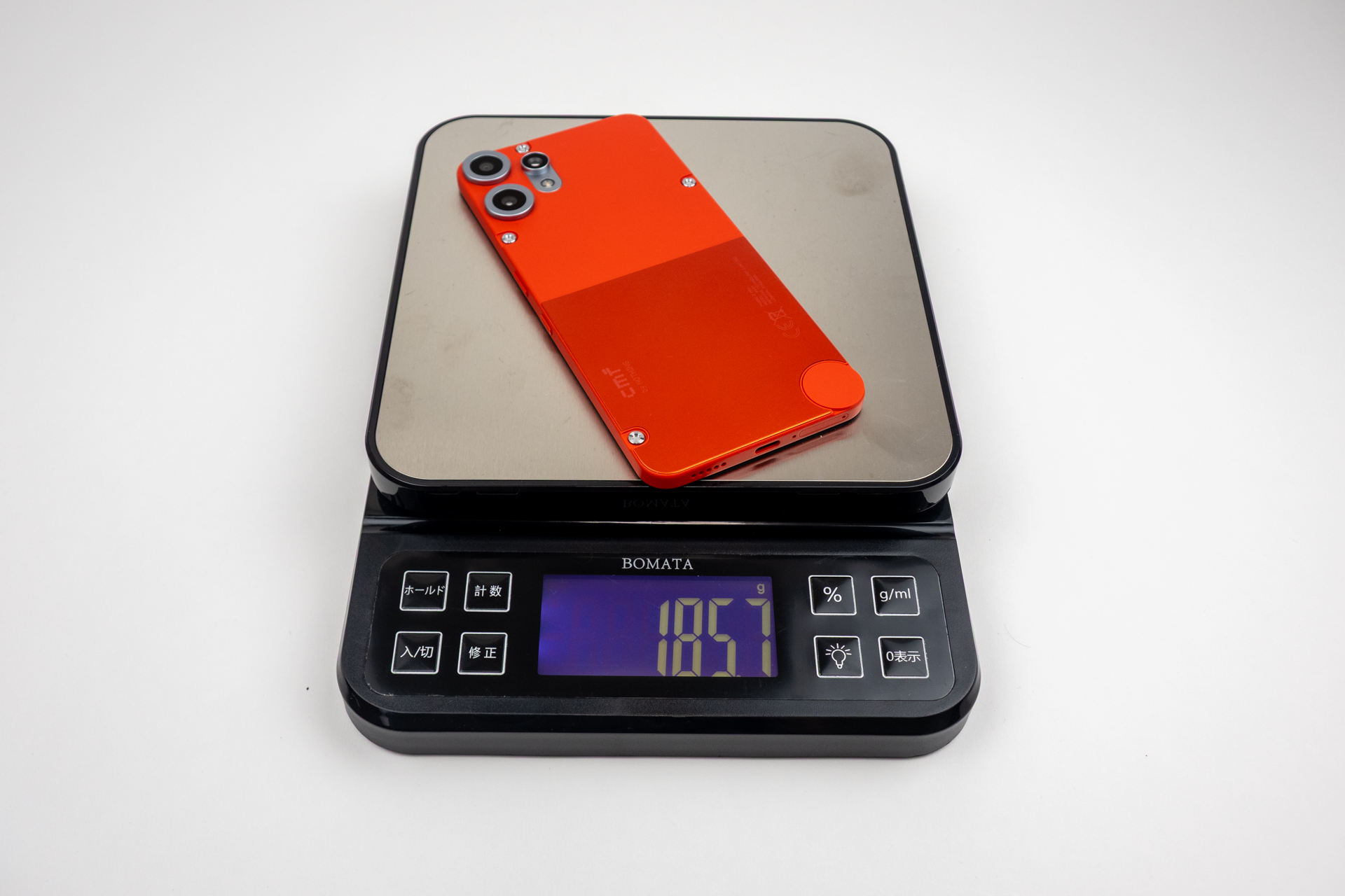 実測で185.7g（SIM、microSDなしの状態）