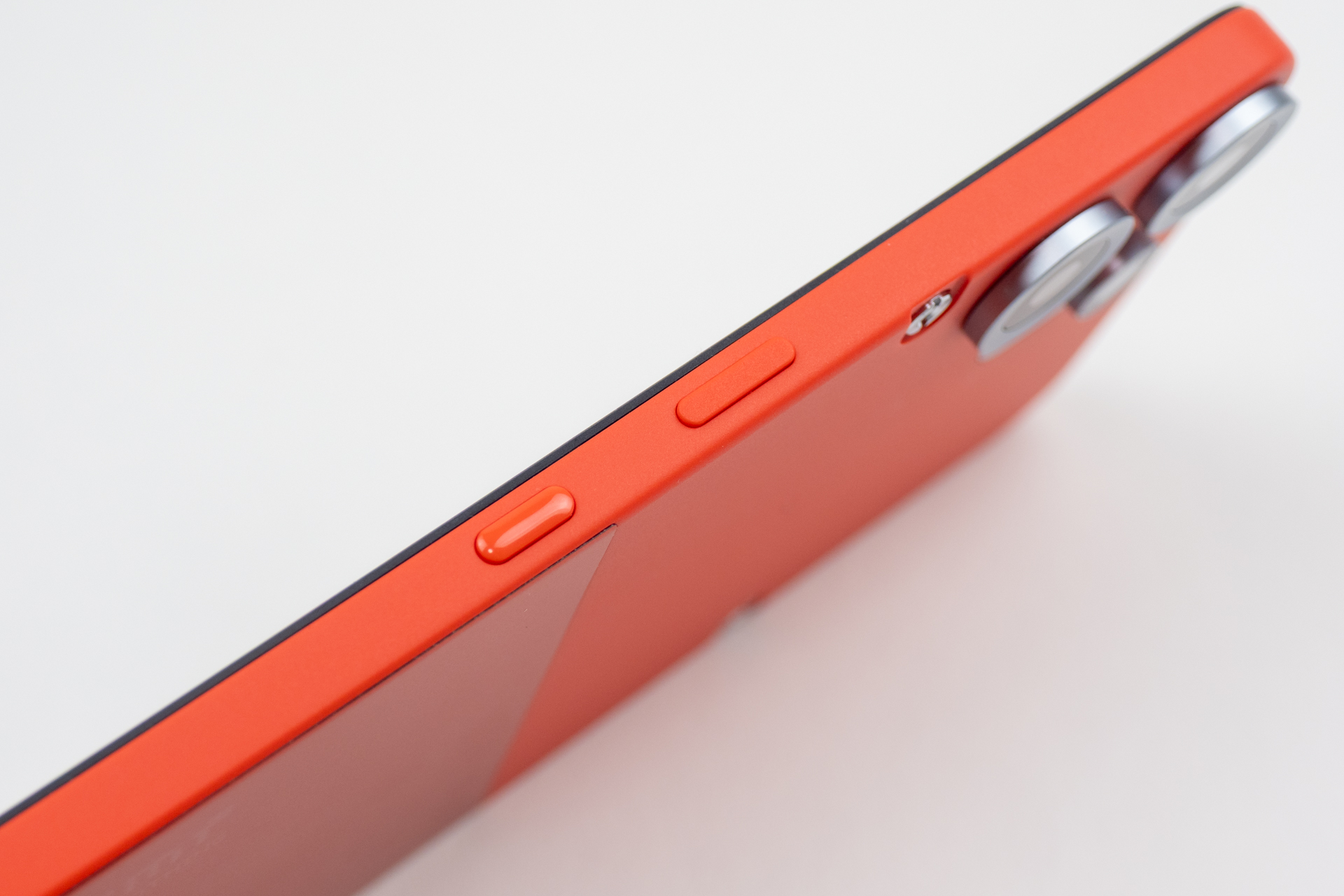 上が電源ボタンで、下がEssential Key