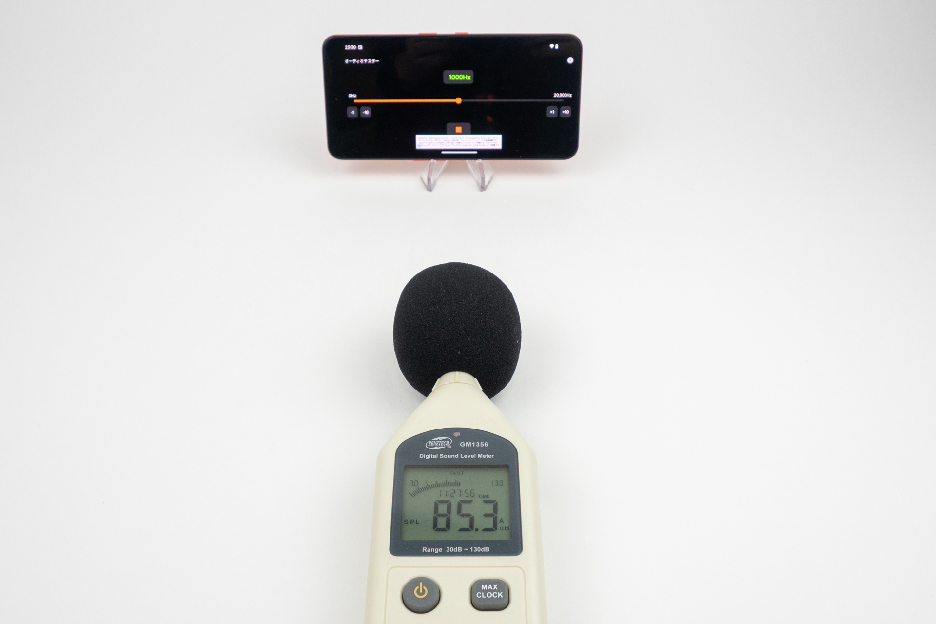 1000Hzの正弦波を最大ボリュームで鳴らすと、音量は約85.3dBだった。