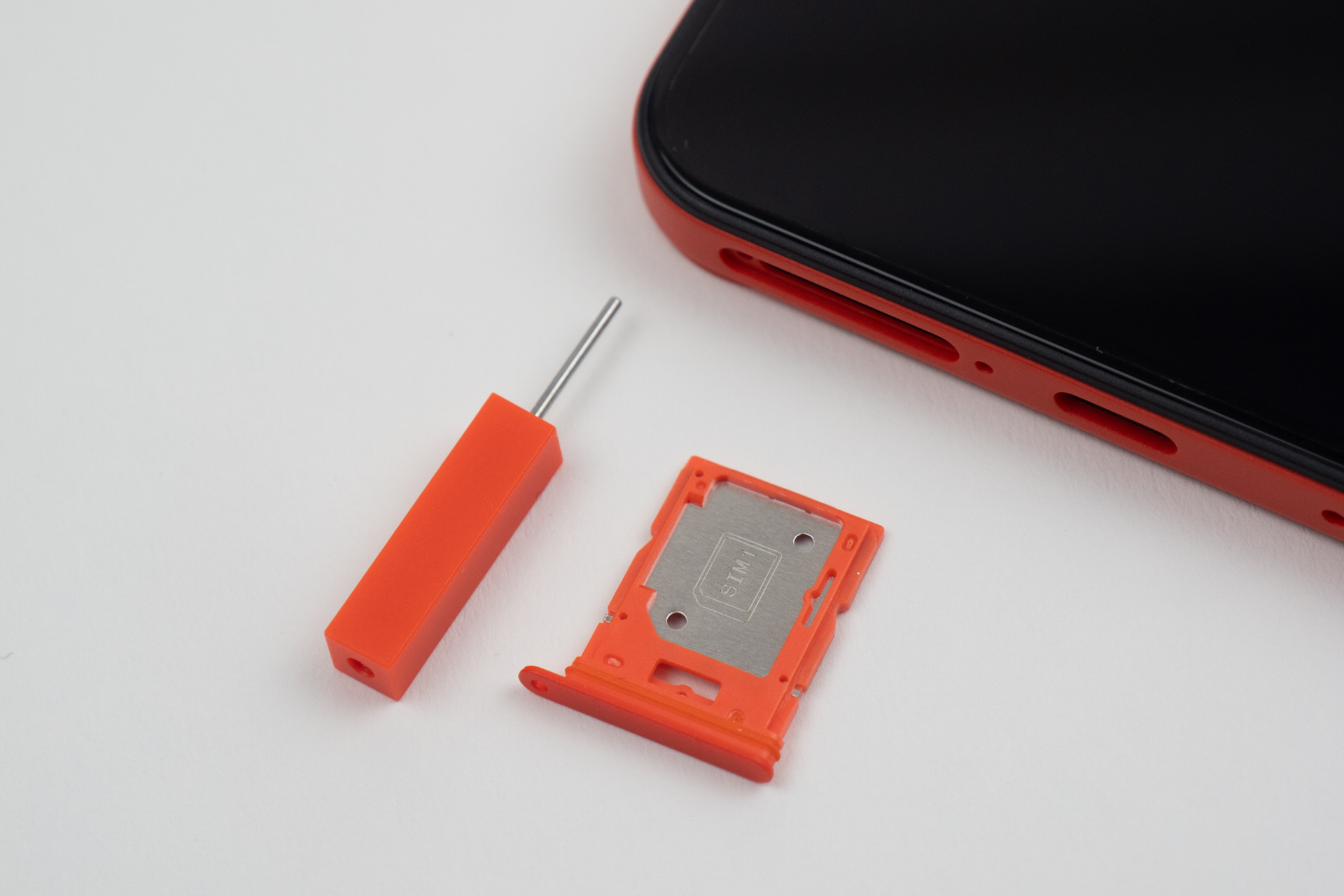 SIMトレーはピンで押し出すタイプ