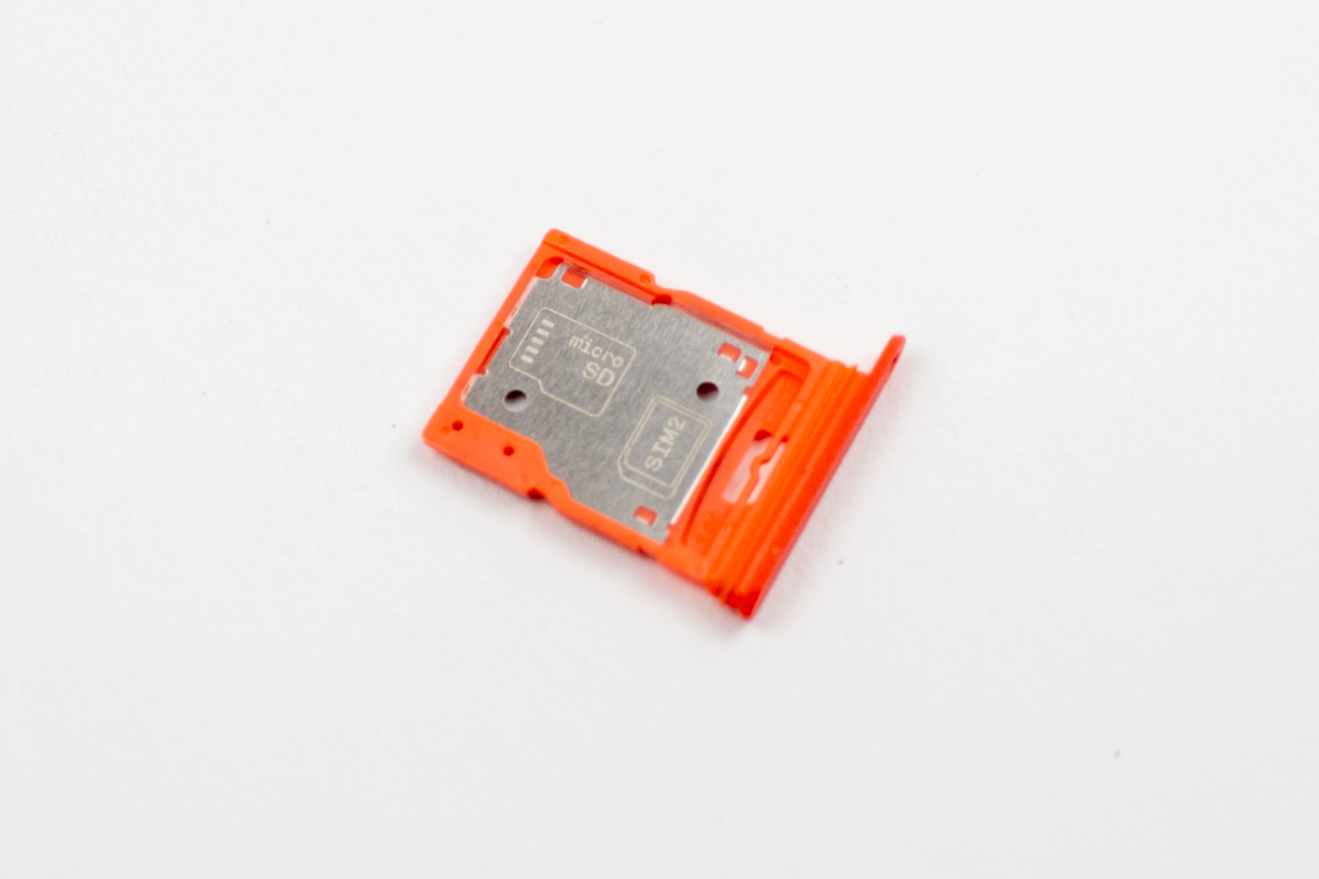 片面にもう1枚のSIM、もしくはmicroSDをセット可能