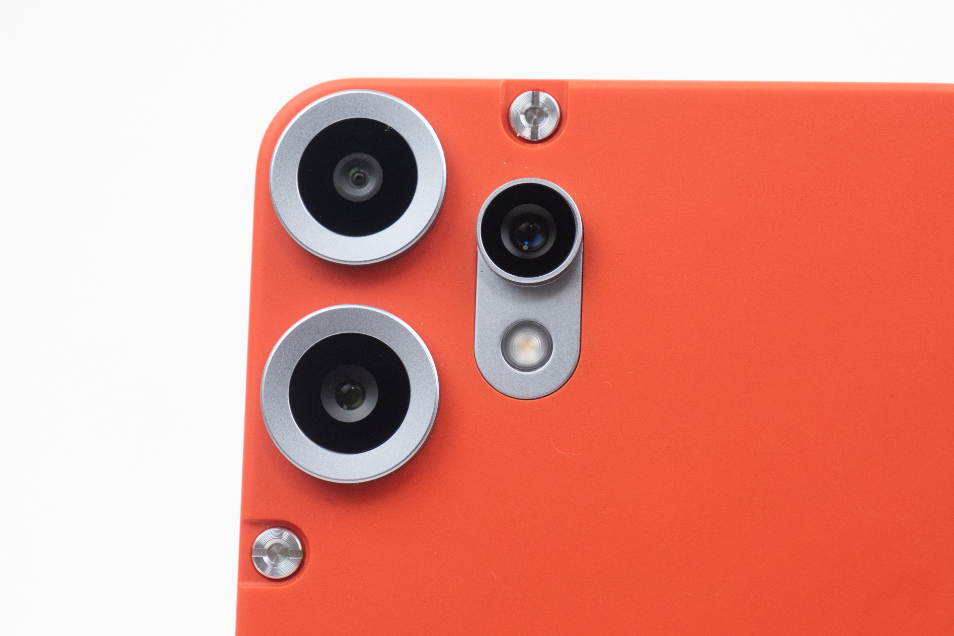 背面のカメラは三眼仕様