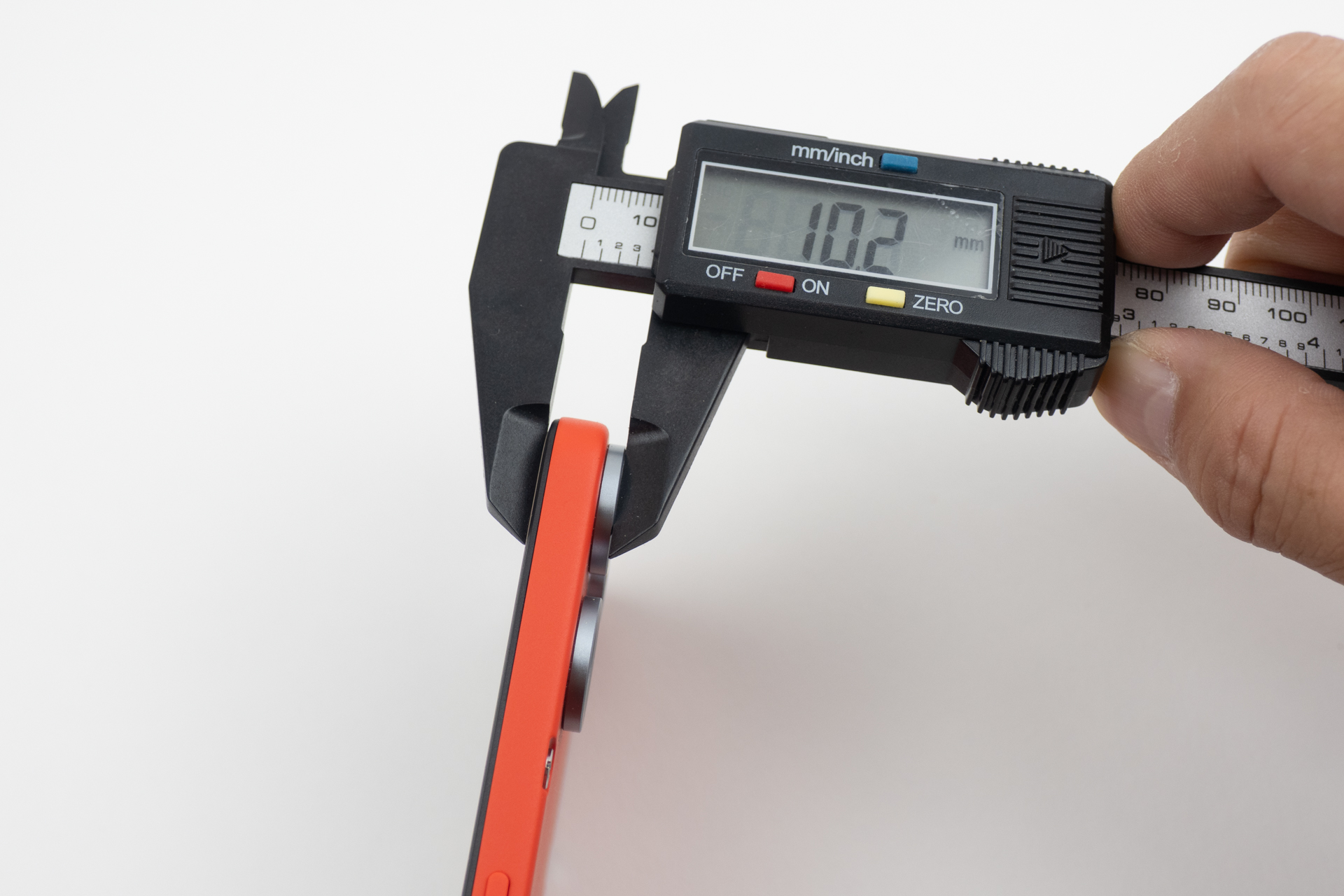 カメラ部分の厚さは実測で約10.2mm