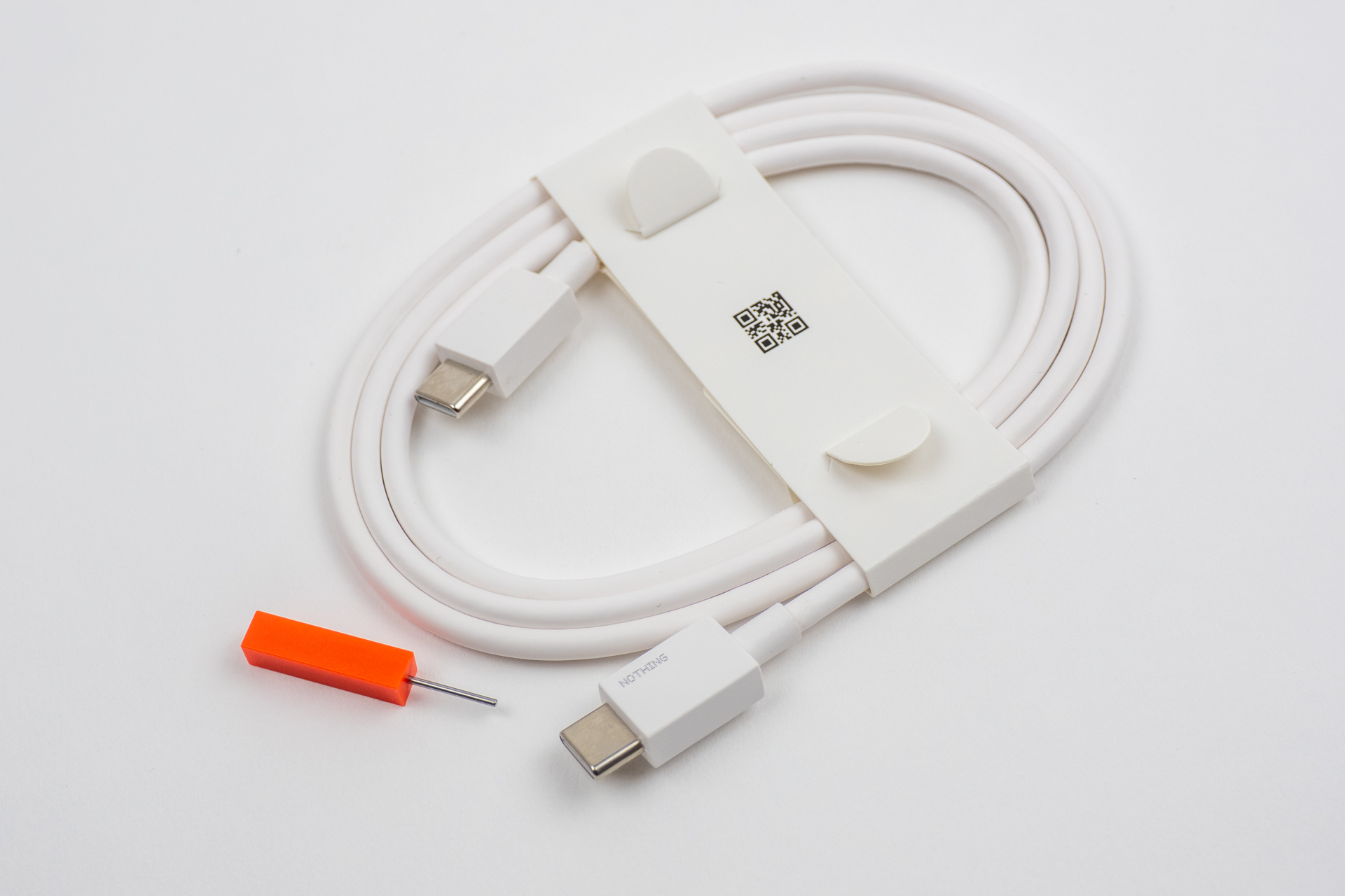 付属のSIMピンがオレンジだったので、付属のケーブルもオレンジにして欲しかった