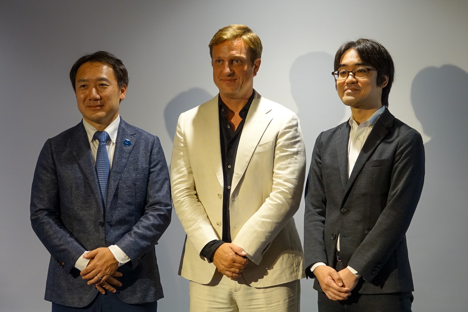 左からDeepL アジア太平洋統括 社長 高山清光氏、DeepL 最高技術責任者 セバスチャン・エンダーライン氏、サイボウズ 執行役員 情報システム本部長 鈴木秀一氏