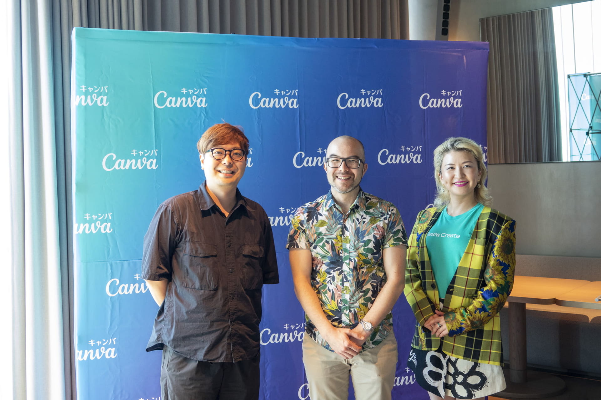 左からCanva Japanカントリーマネージャーの高橋敦志氏、Canva共同創業者兼CPOのキャメロン・アダムス氏、Canva JapanコミュニティリーダーのKT氏