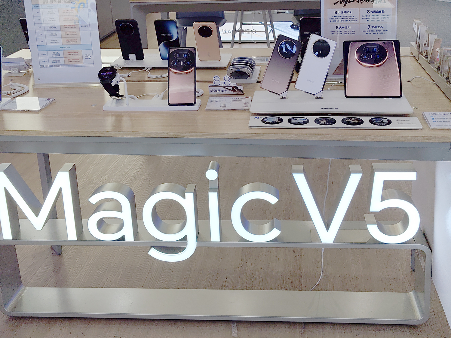 深センの家電店。実機はブラックモデルでホワイトモデルはモックアップ