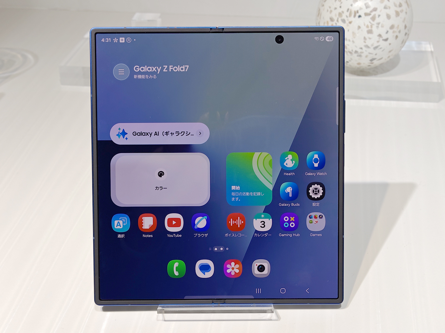 Galaxy Z Fold5の開いた状態。1枚目のMagic V5と角の処理が異なる