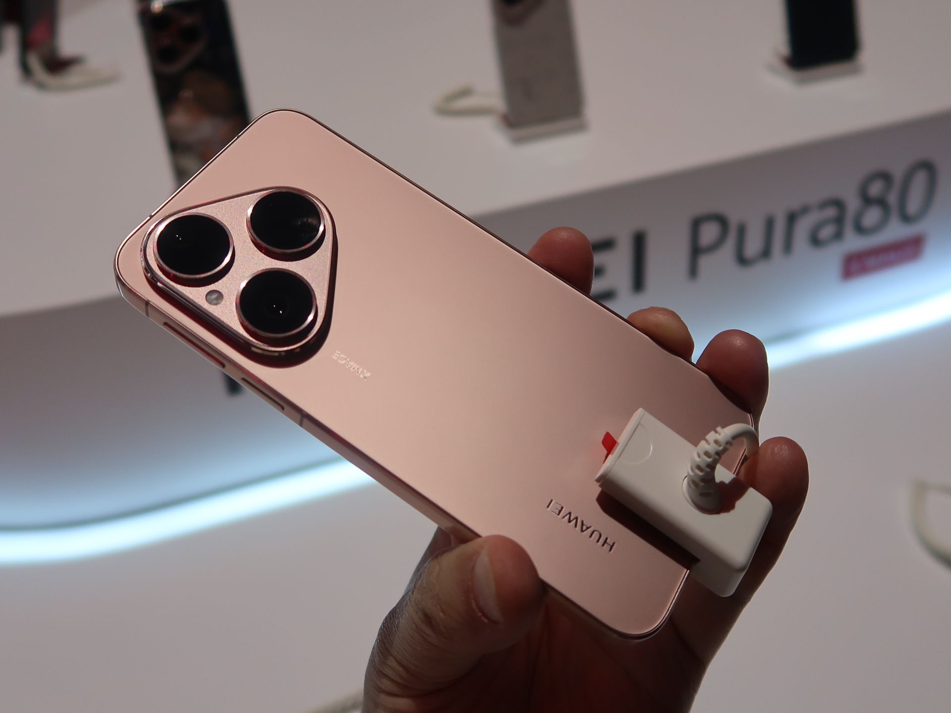 ��HUAWEI Pura 80�פ����̤ˤϾ�̵����Ʊ���ǥ�����Υ���餬��ܤ���뤬���ҤȲ�ꥳ��ѥ��Ȥʷ���