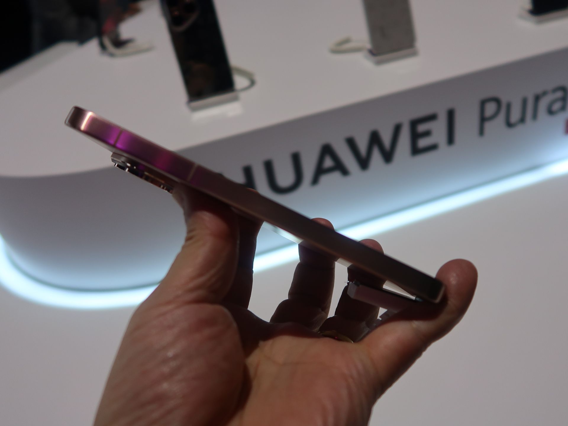 ��HUAWEI Pura 80 Pro�פκ�¦�̤ϡ������̤��Ф��ơ��ե�åȤʻž夲����ѡ����Υ饤�Х뵡��˻��Ƥ��롩