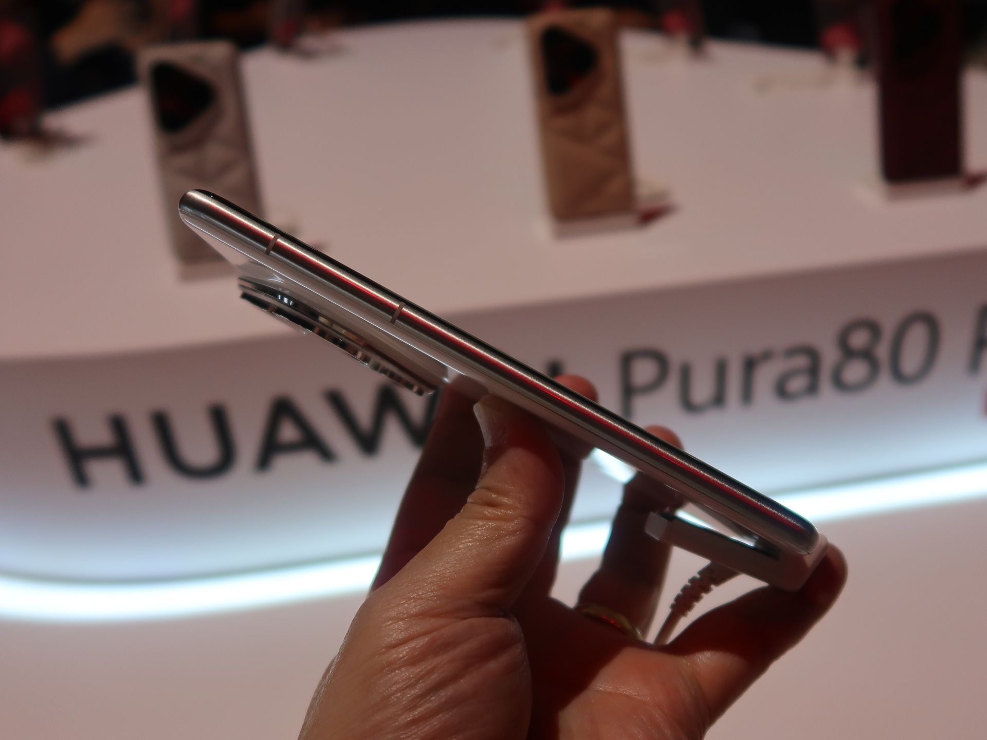 ��HUAWEI Pura 80 Pro�פκ�¦�̤ˤϥܥ�����ʤɤ��ʤ�