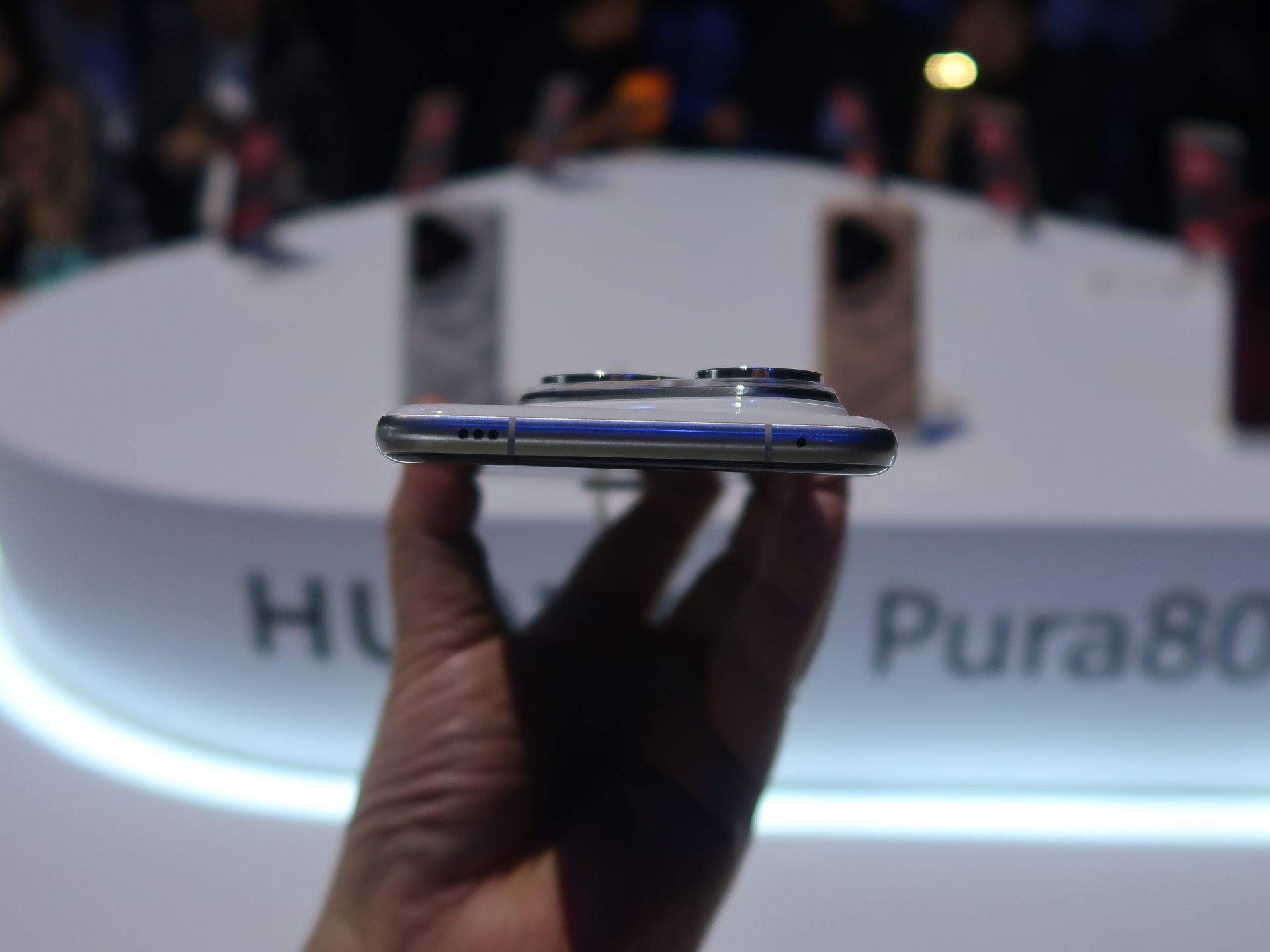 ��HUAWEI Pura 80 Pro�פξ���������������͵�����Ω�Ĥ������ΤȤĤʤ�����ʬ���������ž夲���Ƥ���