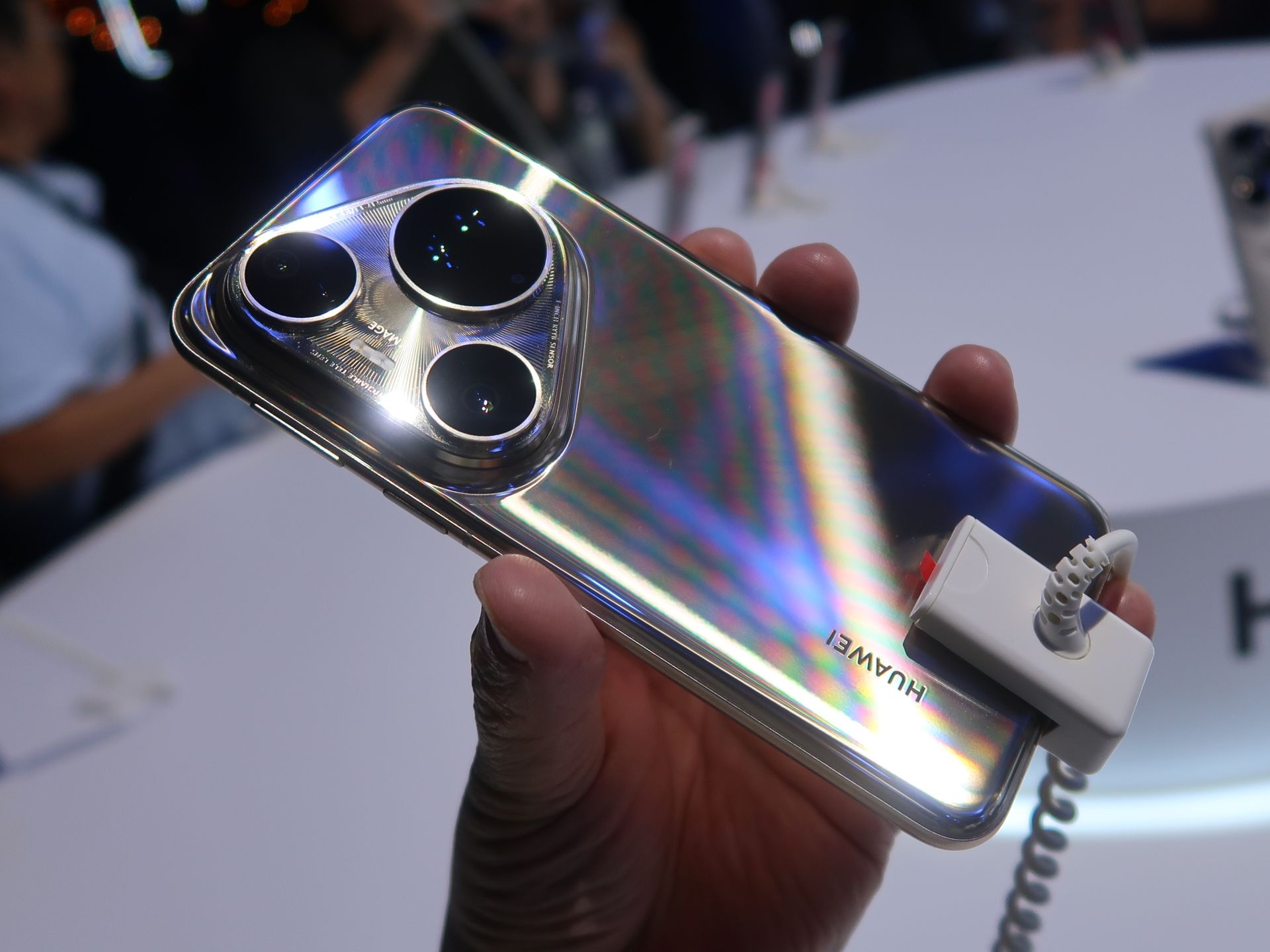 「HUAWEI Pura 80 Ultra」の背面。一般的なスマートフォンに比べ、背面にカメラ部が占める割合が大きい印象