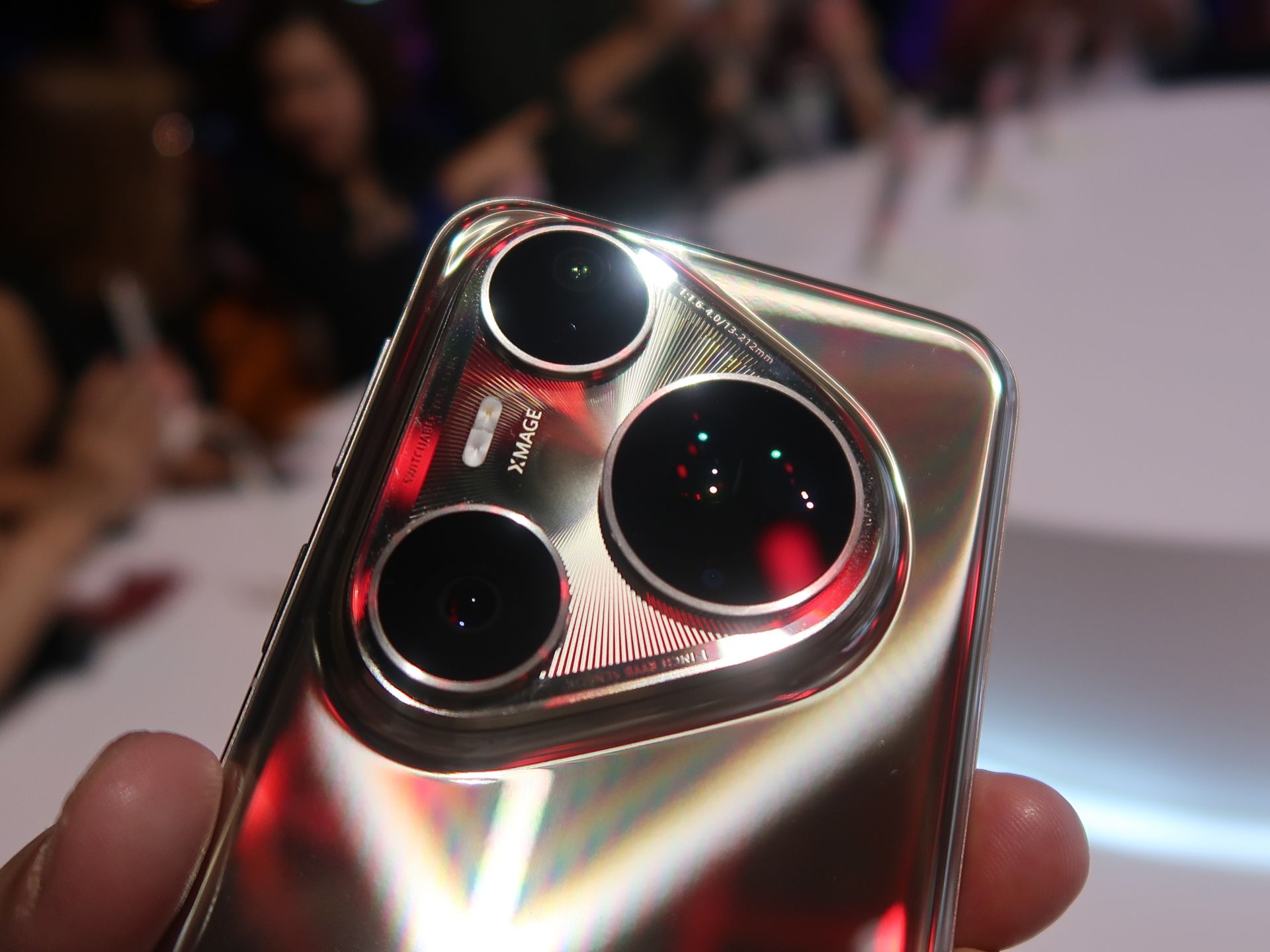 「HUAWEI Pura 80 Ultra」のカメラ部のクローズアップ。カメラ部のベースにはSunburst Designが施されている